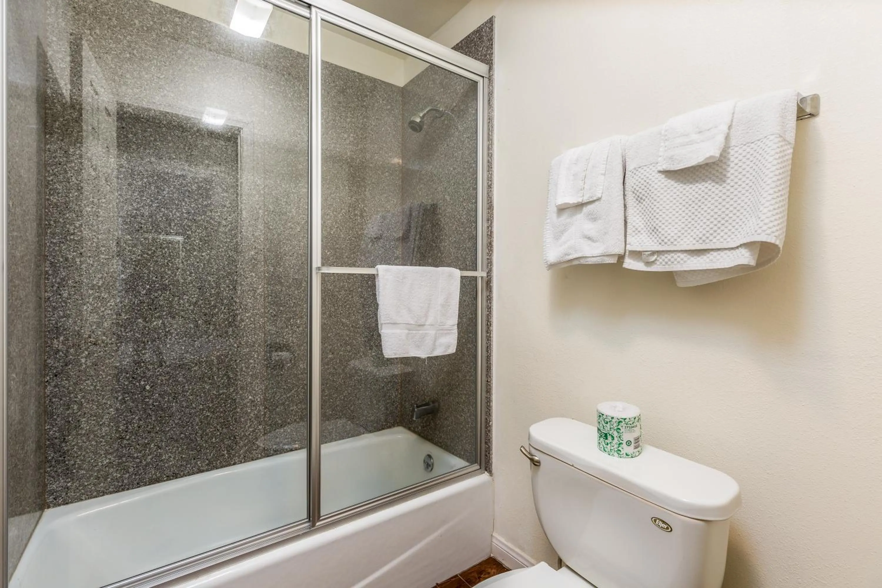 Bathroom in Colonial Pool & Spa Motel