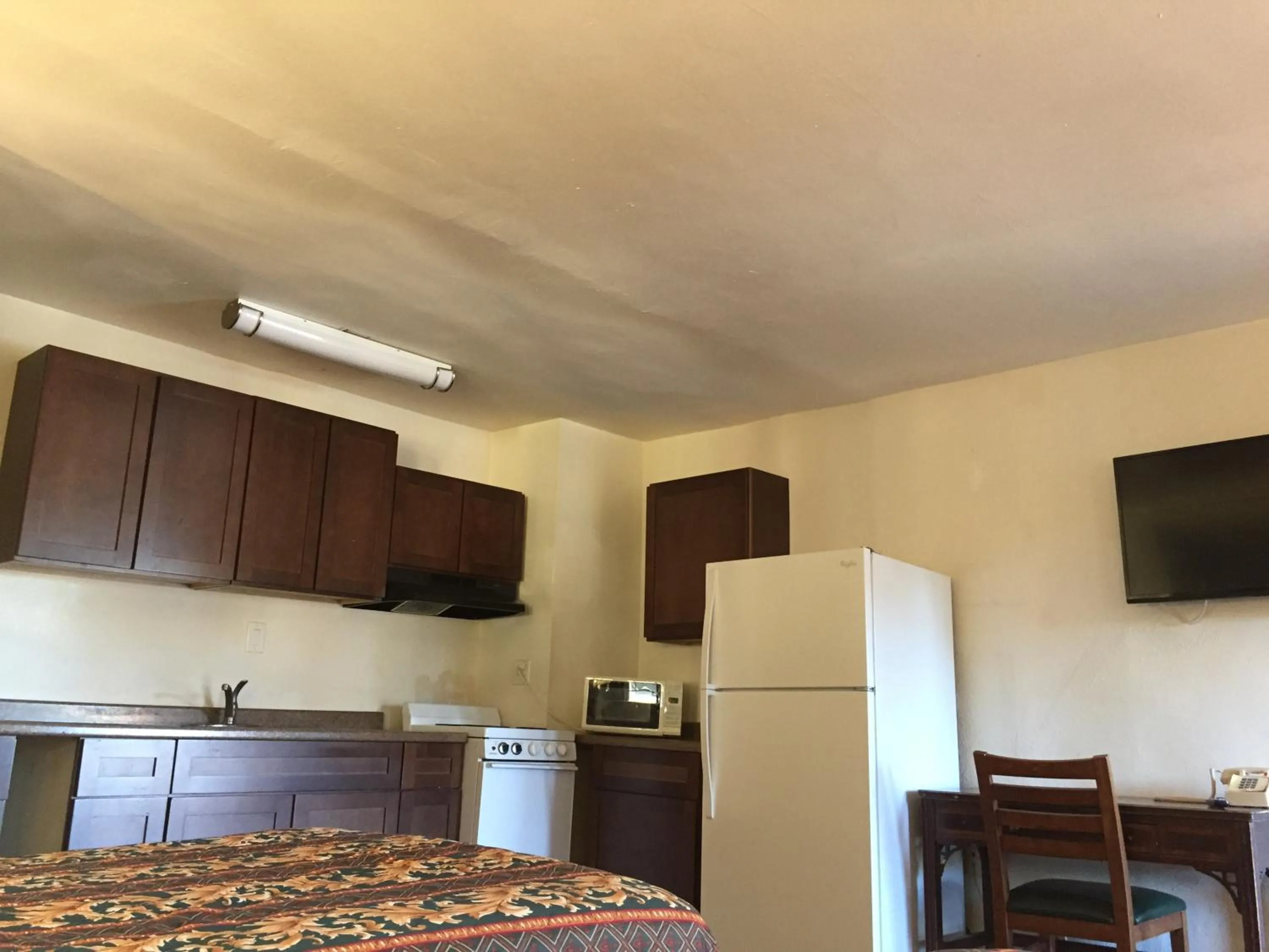 Photo of the whole room, Kitchen/Kitchenette in Colonial Pool & Spa Motel