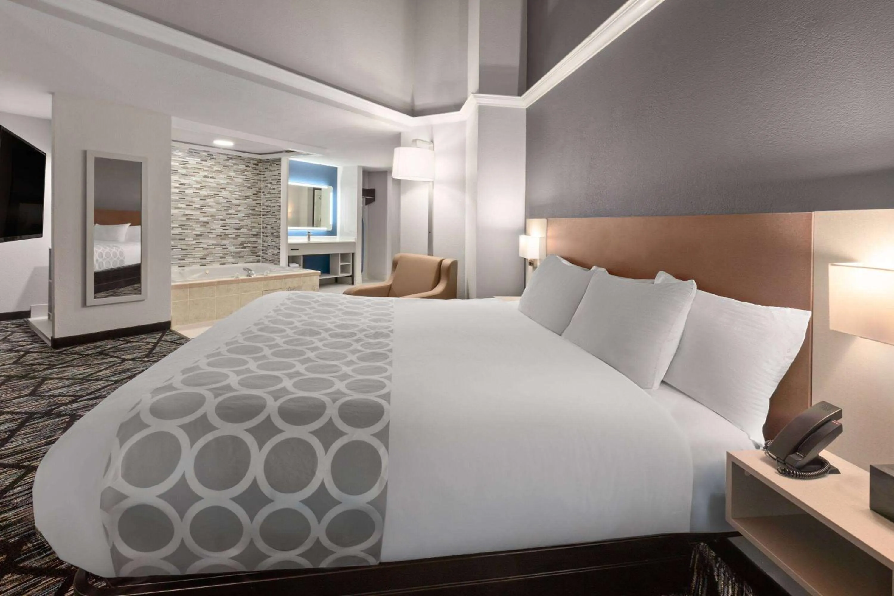 Bath, Bed in Baymont by Wyndham Warrenton