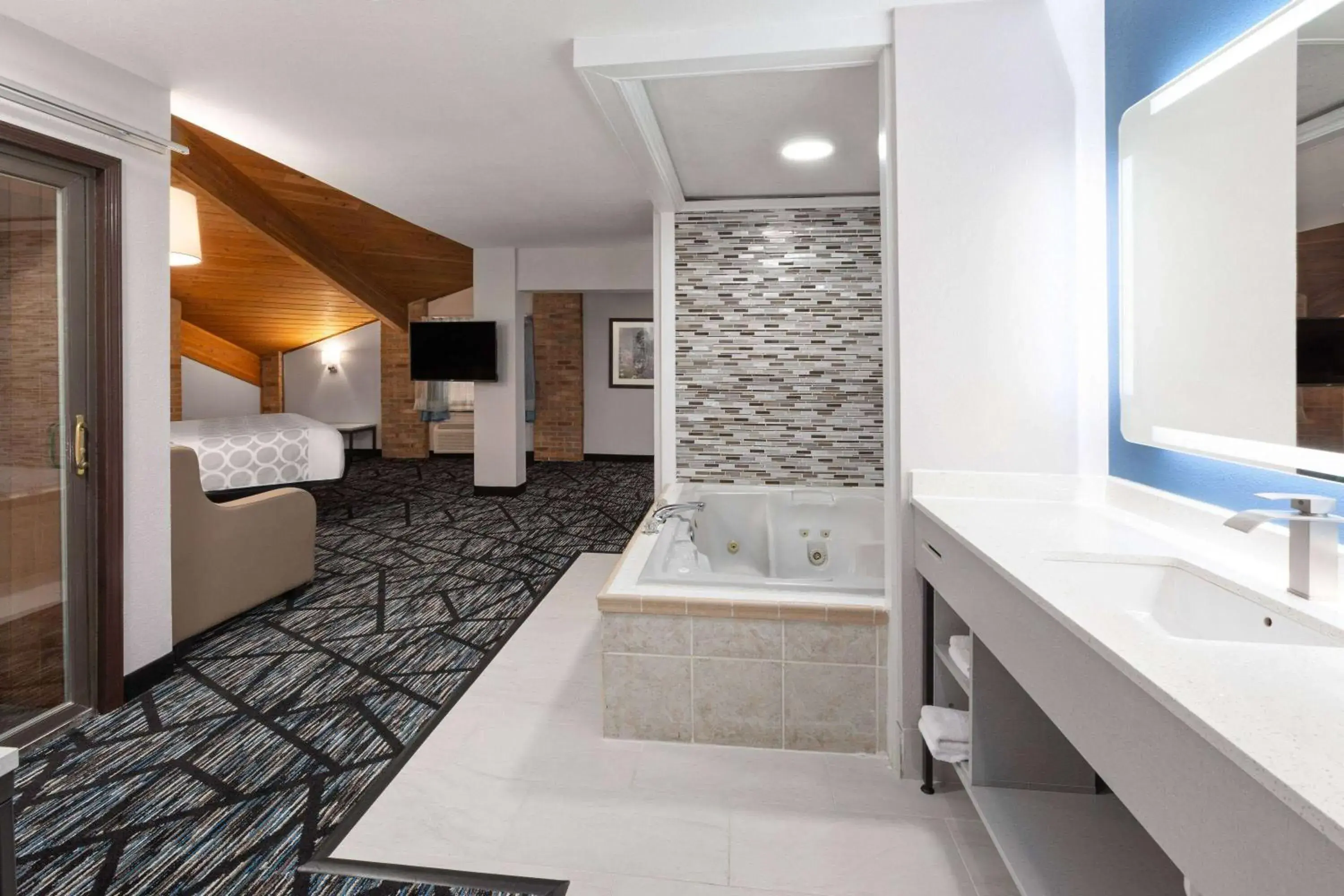 King Room with One King Bed and Jetted Tub - Non-Smoking in Baymont by Wyndham Warrenton King Room with One King Bed and Jetted Tub - Non-Smoking in Baymont by Wyndham Warrenton