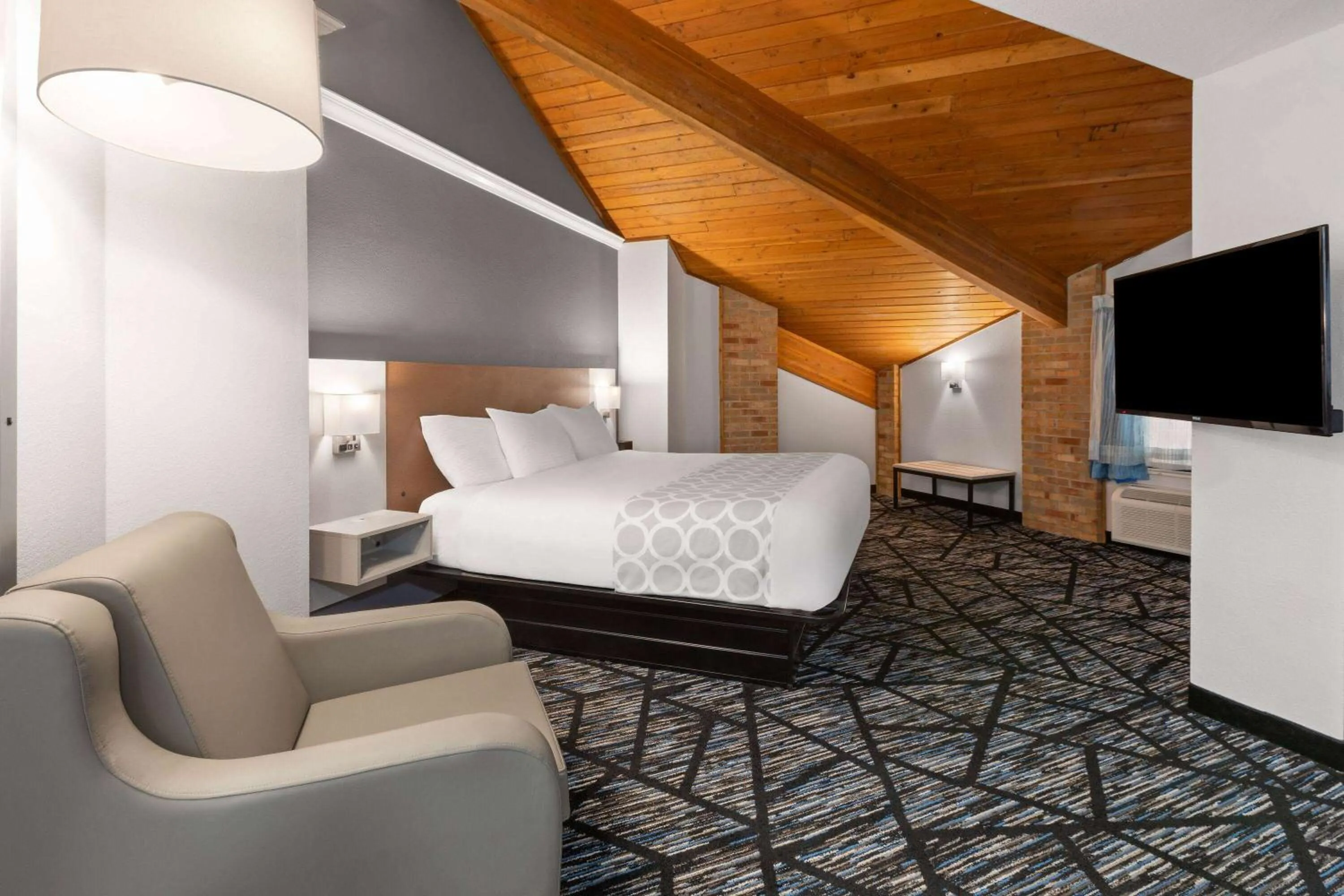 Bath, Bed in Baymont by Wyndham Warrenton