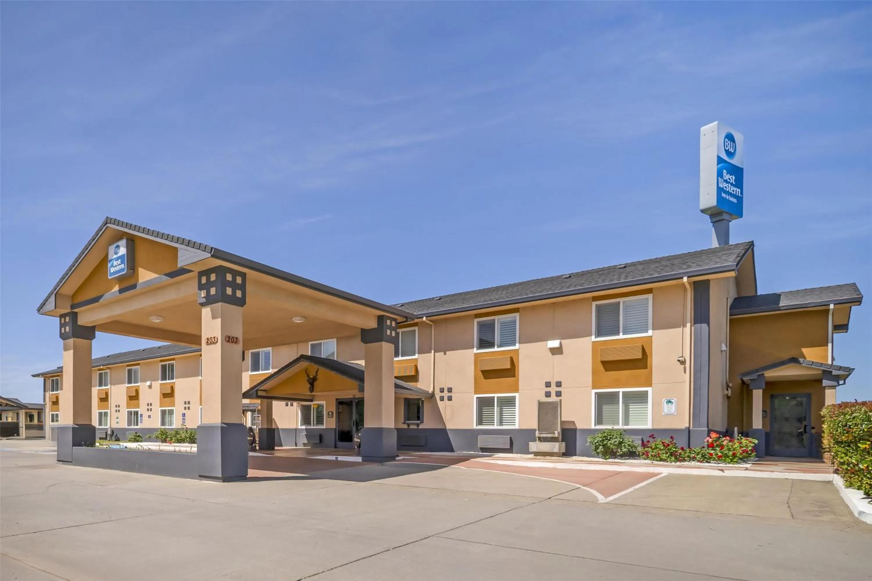 Property building in Best Western Antelope Inn & Suites