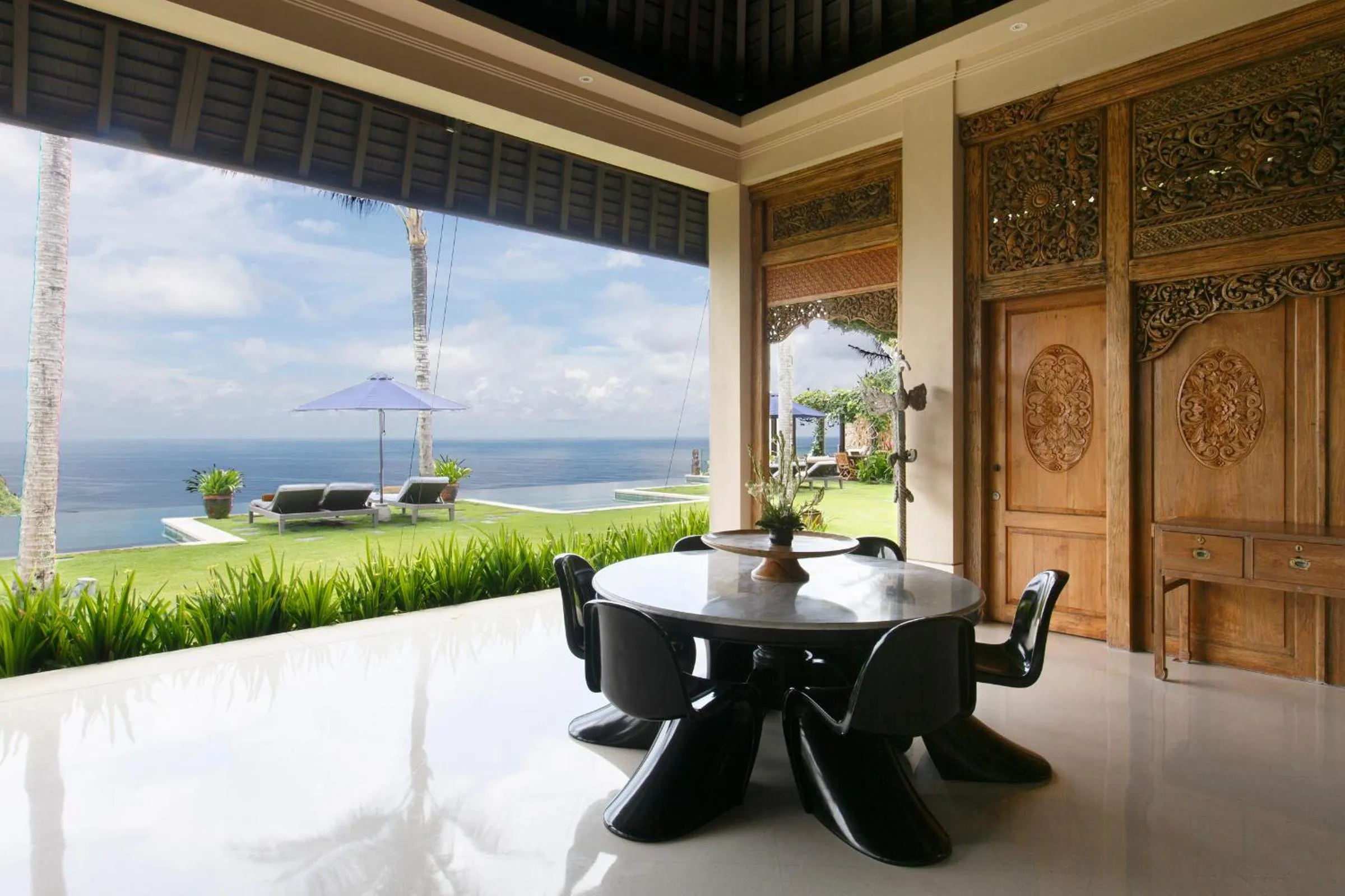 Dining area in The Ungasan Clifftop Resort