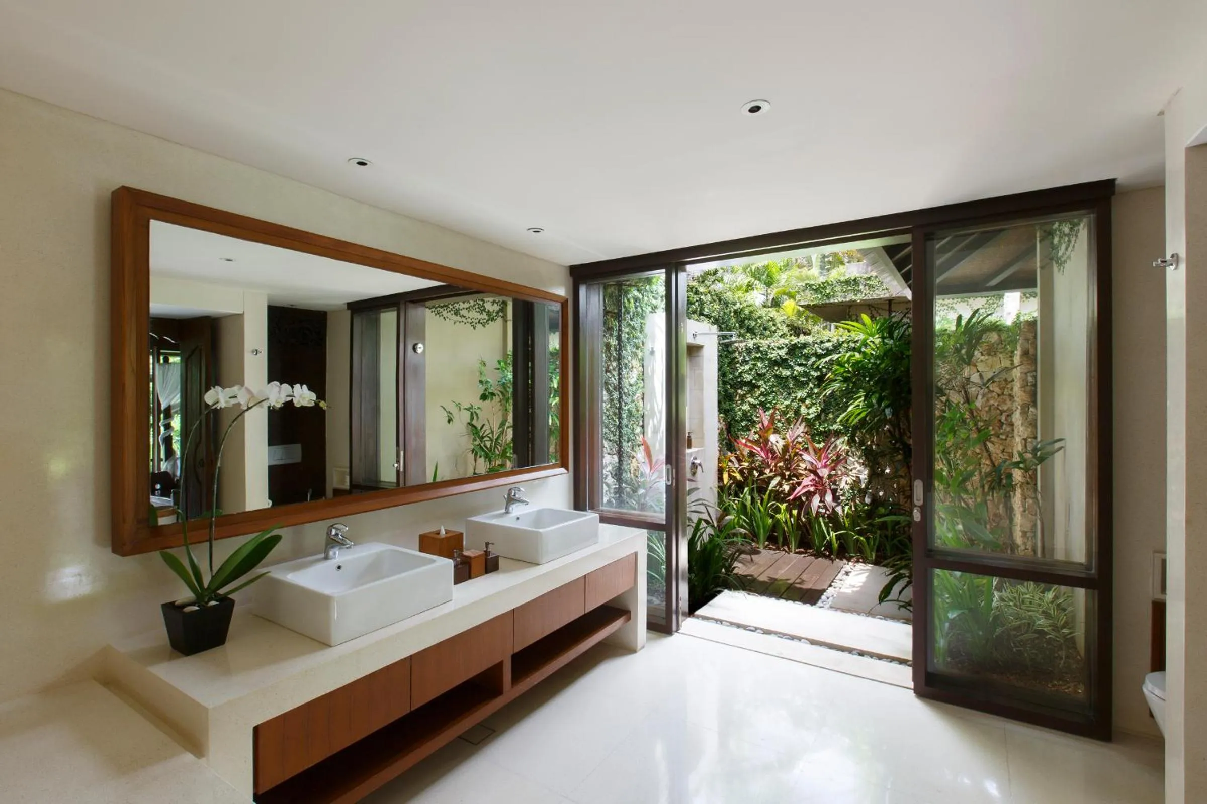 Bathroom, Bed in The Ungasan Clifftop Resort