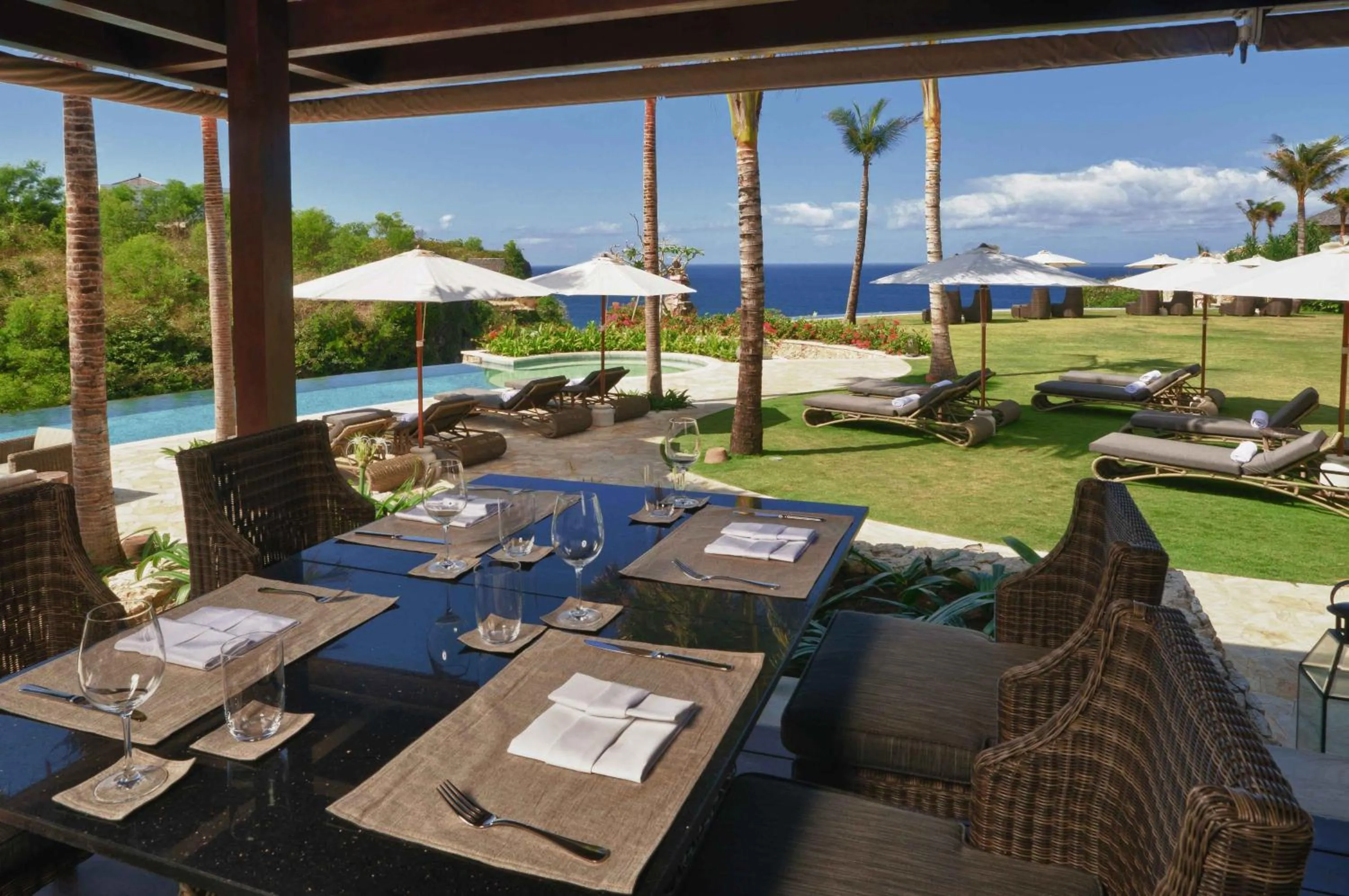 Restaurant/places to eat in The Ungasan Clifftop Resort