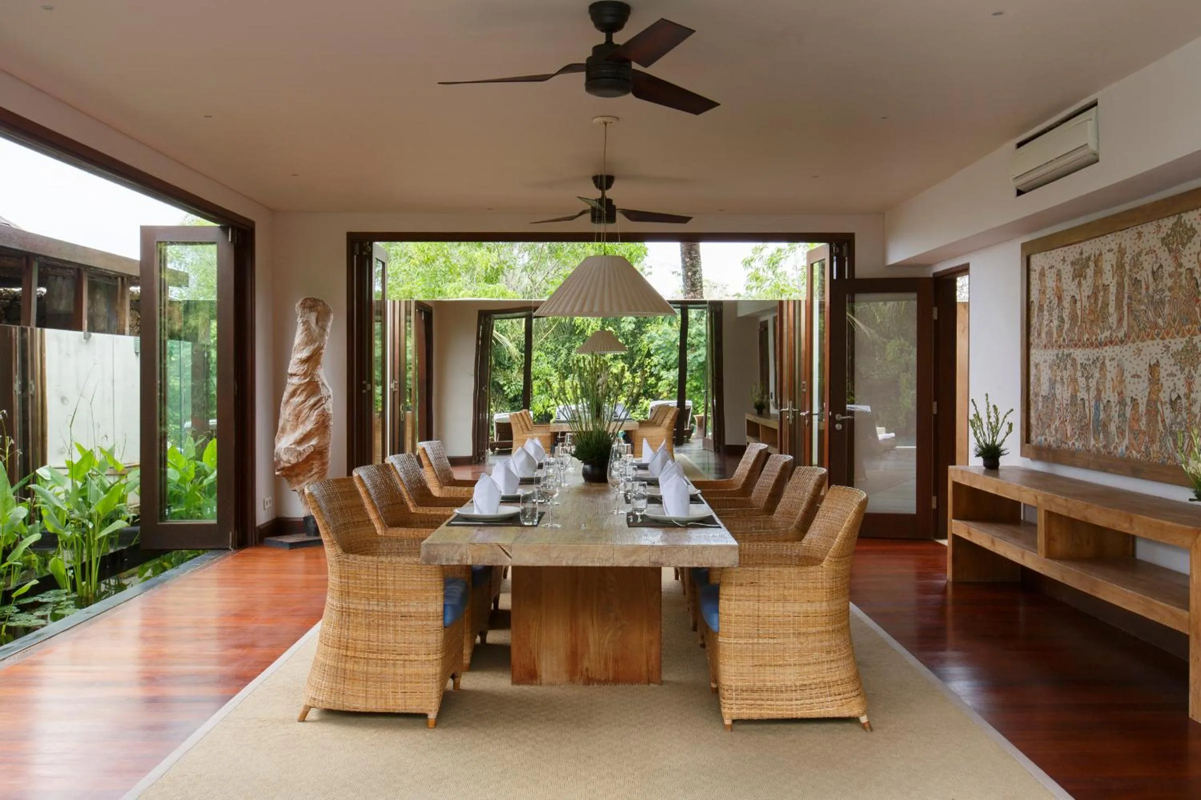 Dining area in The Ungasan Clifftop Resort