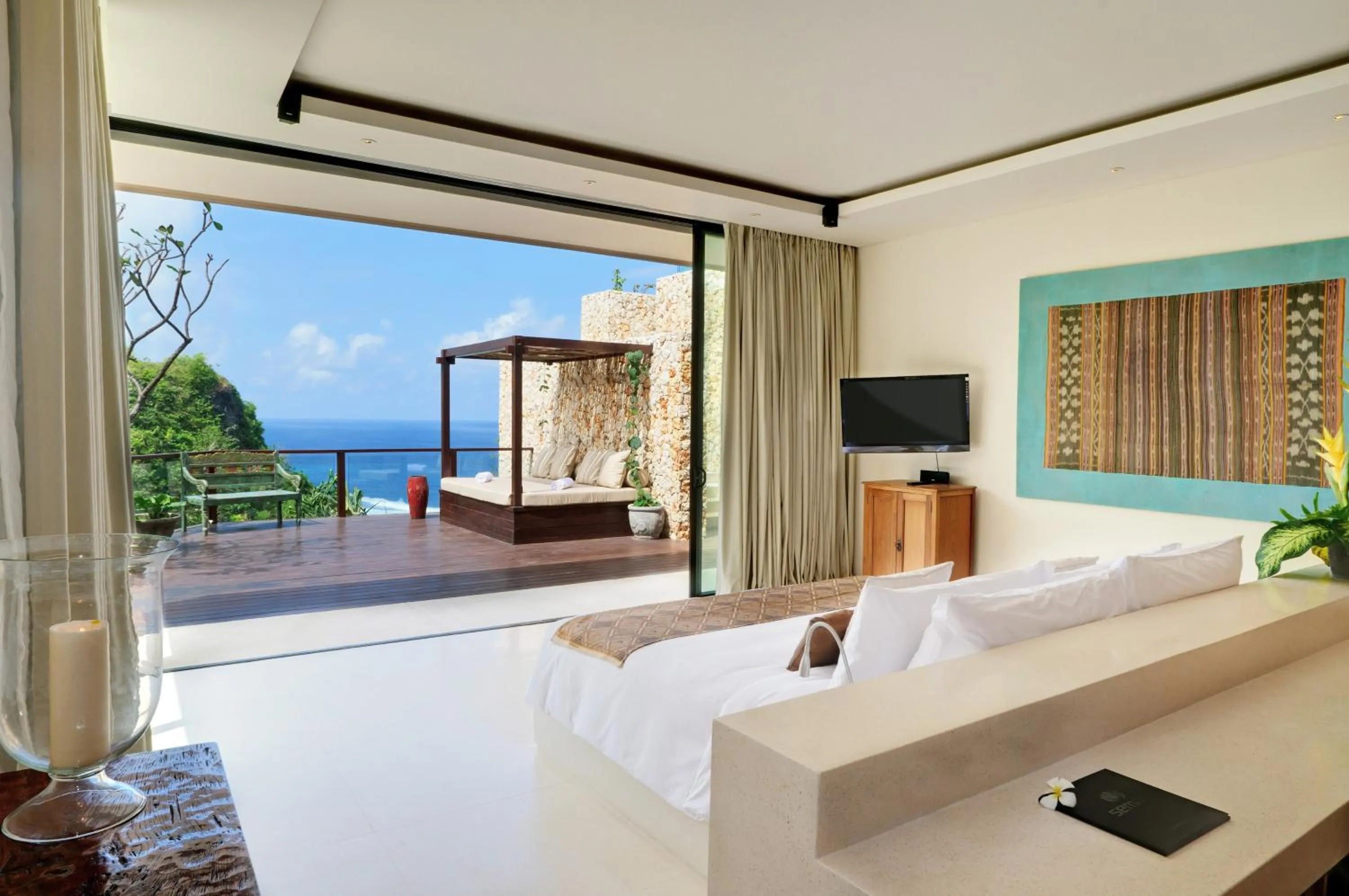 Bed in The Ungasan Clifftop Resort