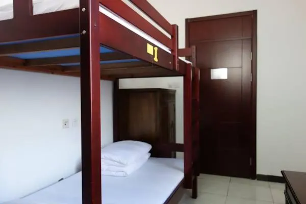 Bunk Bed in Ming Courtyard