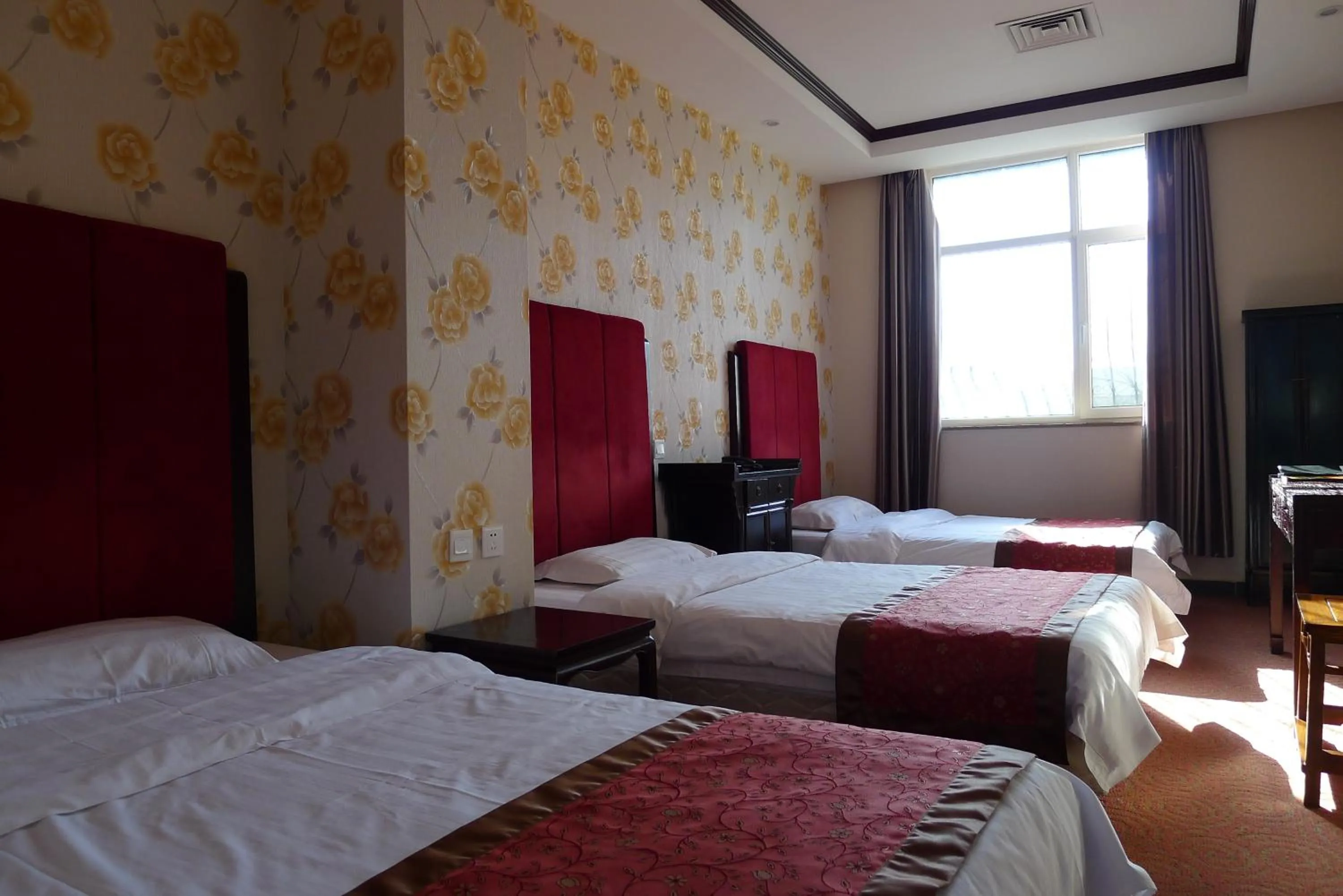 Bed in Ming Courtyard