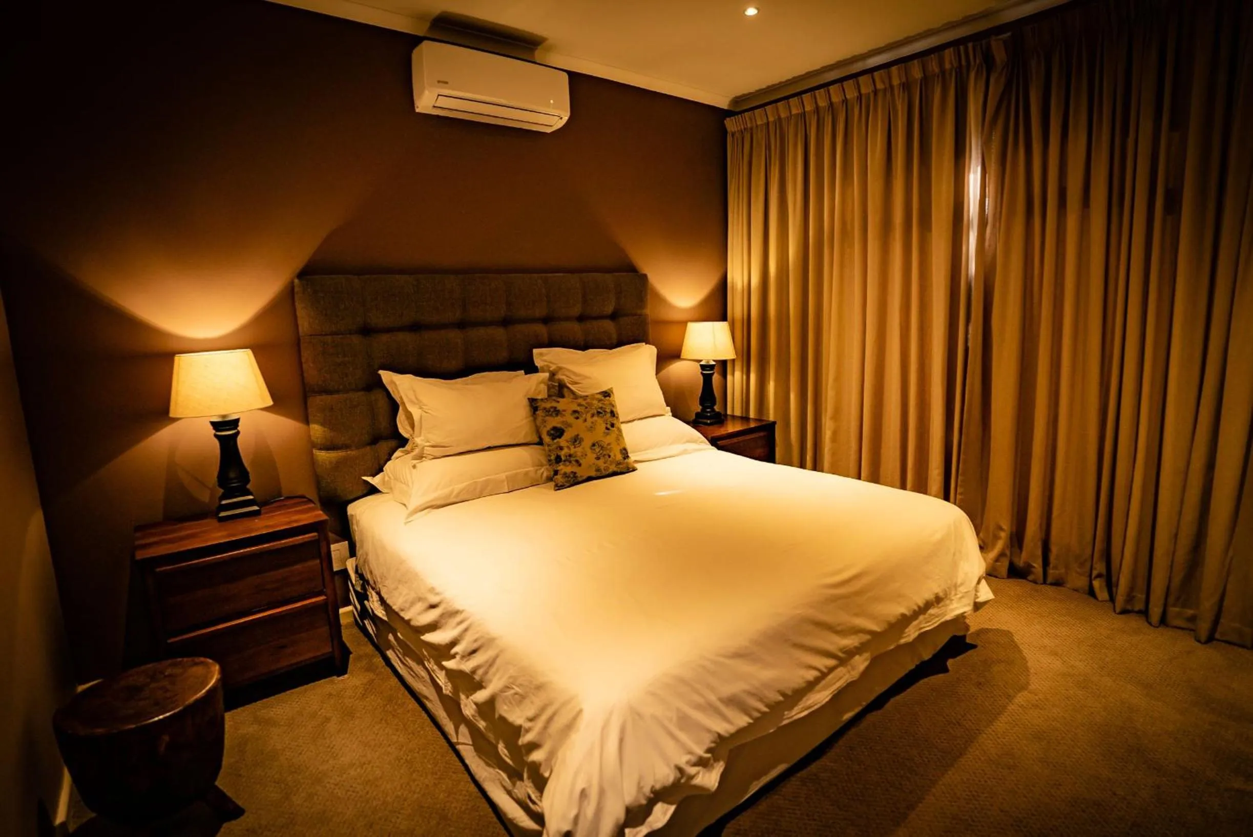 Bedroom, Bed in The Royal Hotel