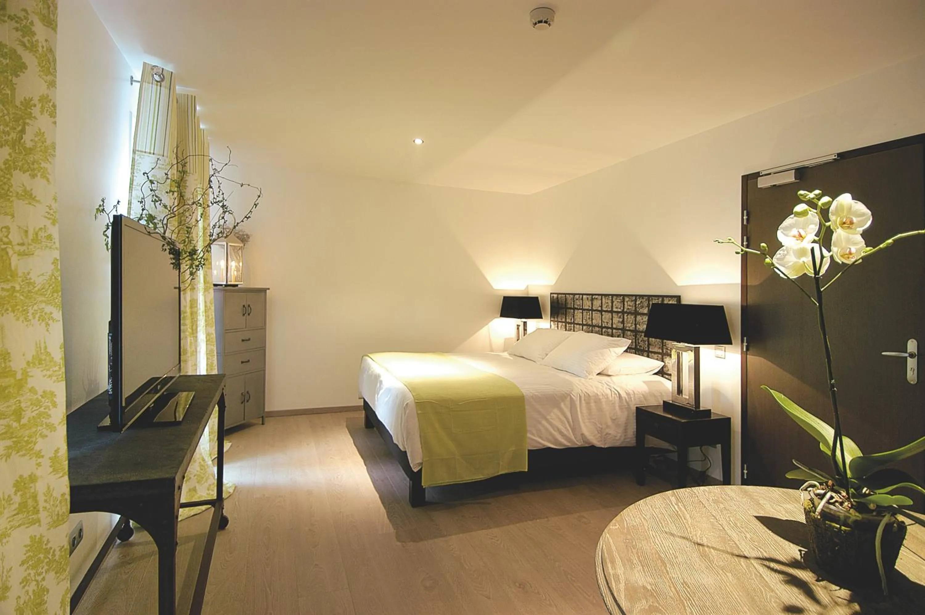 Photo of the whole room, Bed in Auberge De Maison Rouge