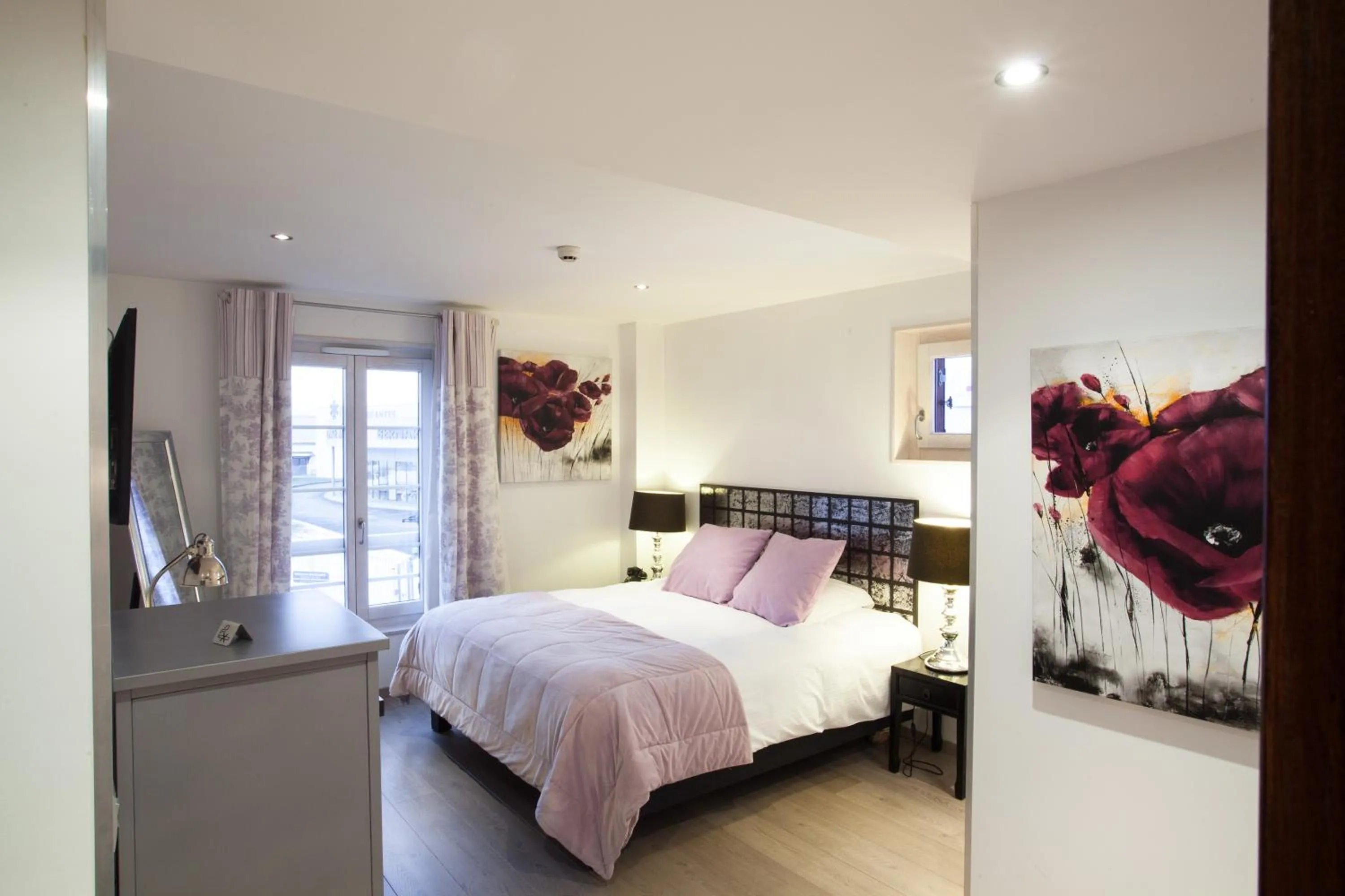 Photo of the whole room, Bed in Auberge De Maison Rouge