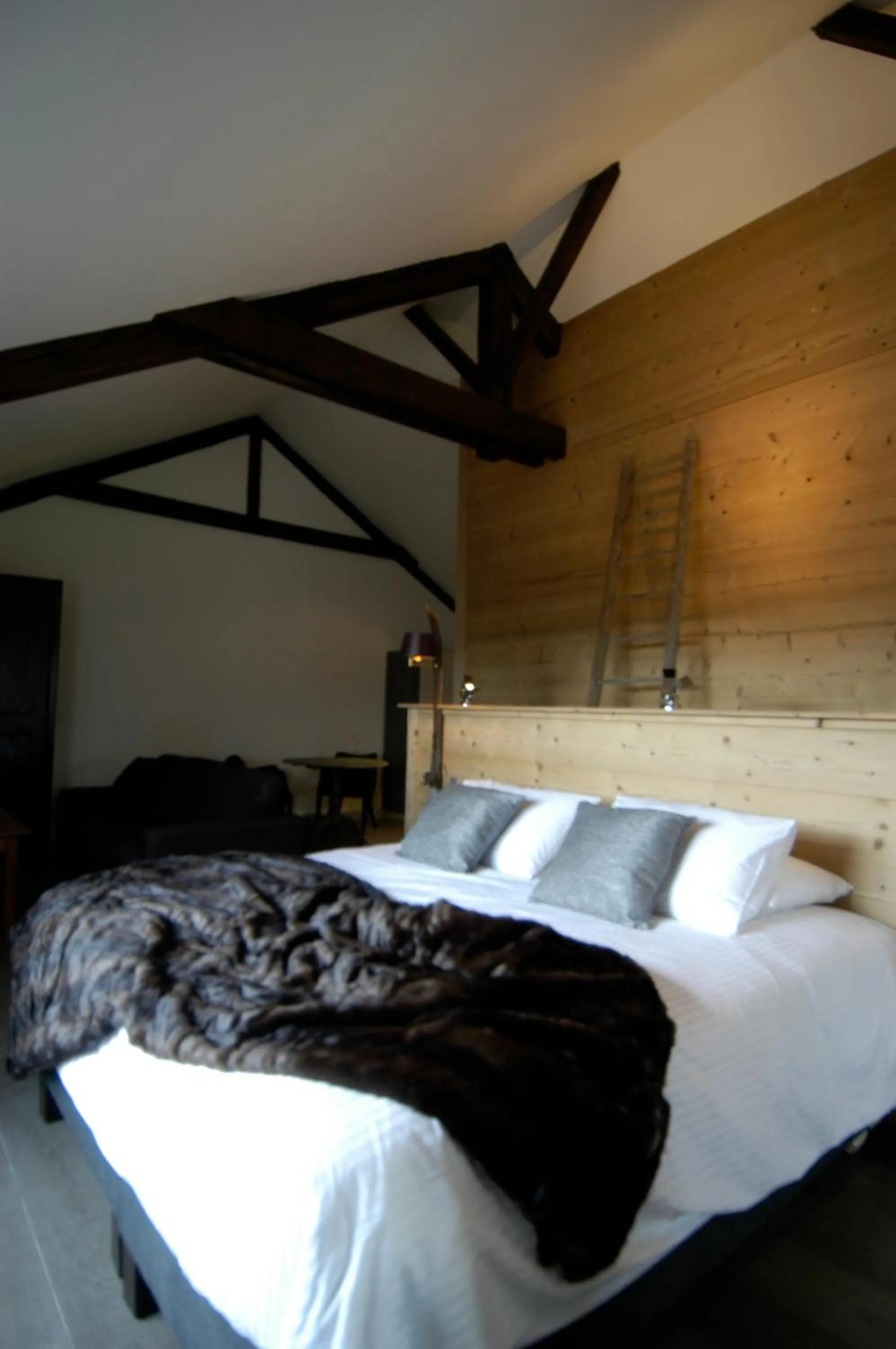 Photo of the whole room, Bed in Auberge De Maison Rouge