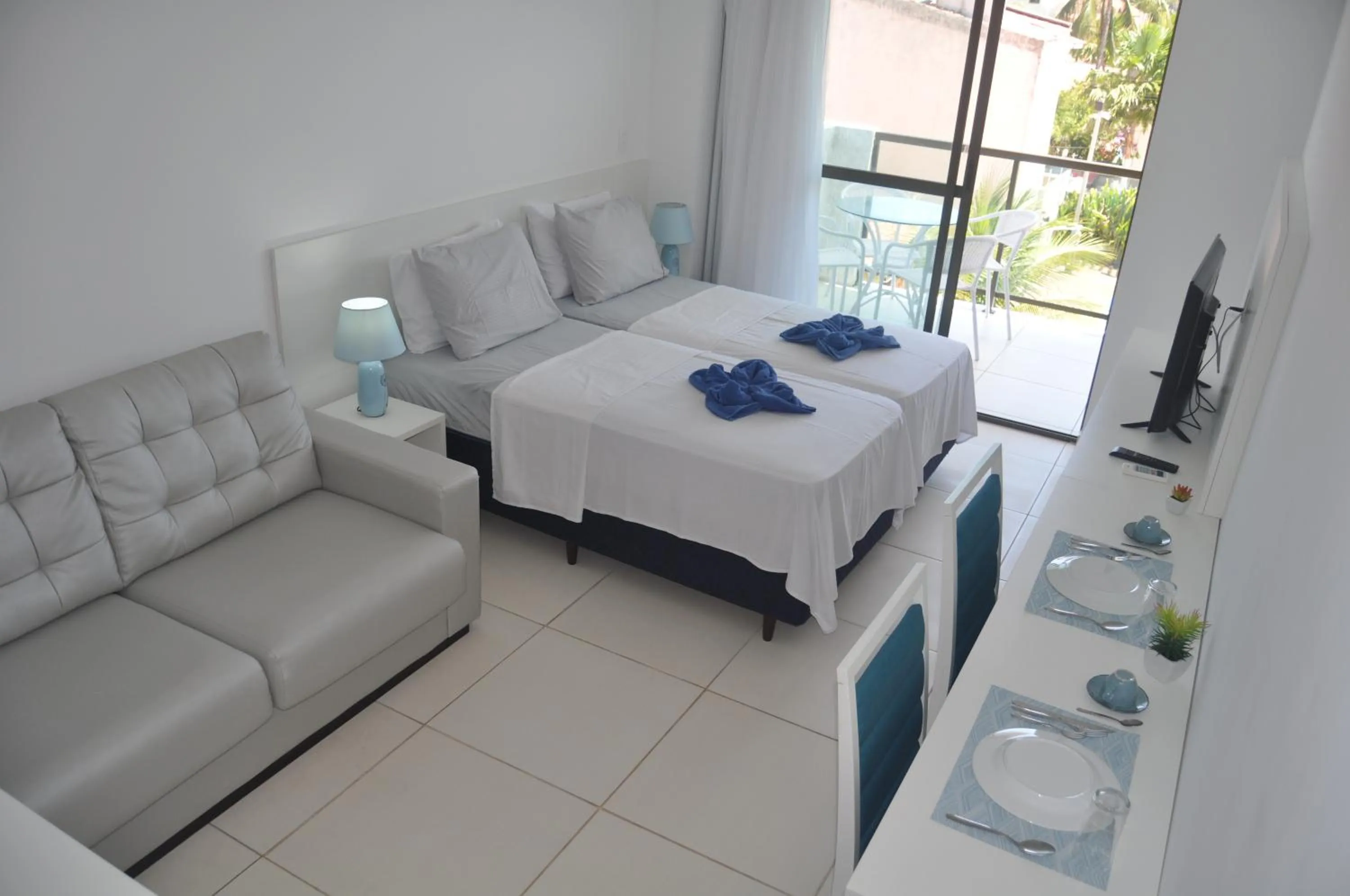 Shower, Bed in Laguna Beach Flat - LUXO