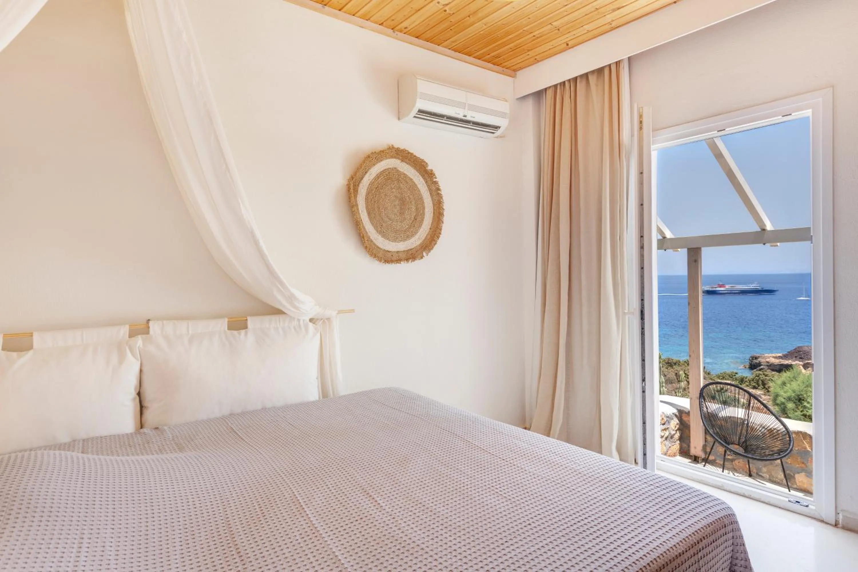 Photo of the whole room, Bed in Faros Resort