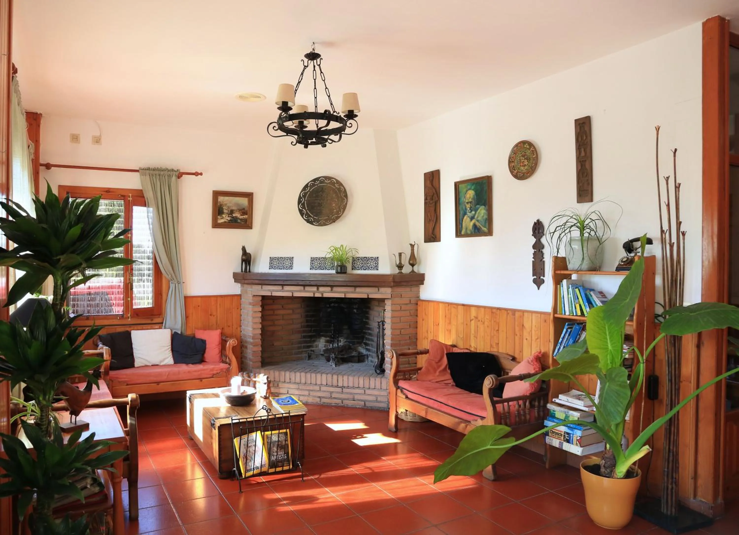 Communal lounge/ TV room in Hotel los Bérchules