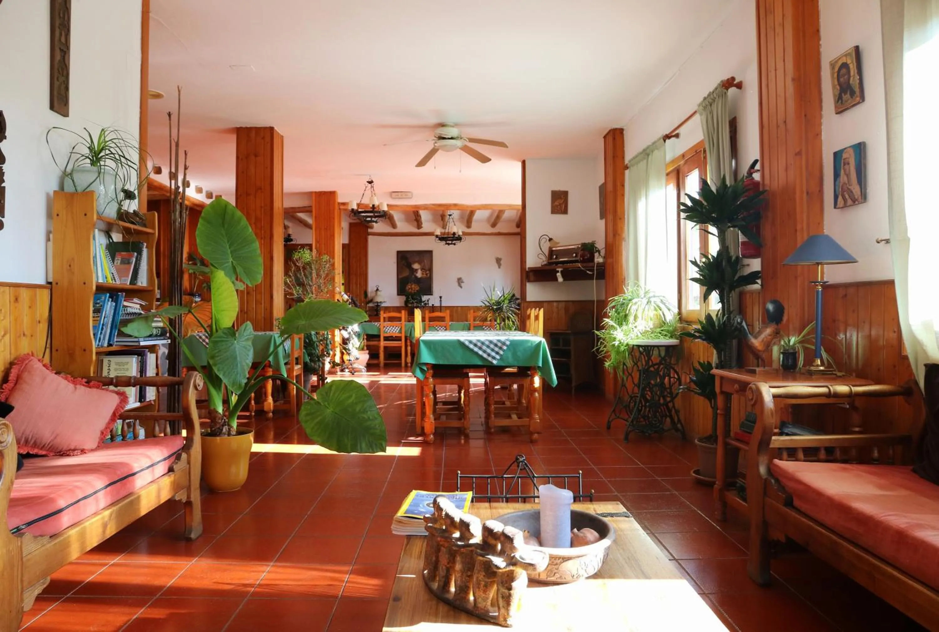 Restaurant/places to eat in Hotel los Bérchules