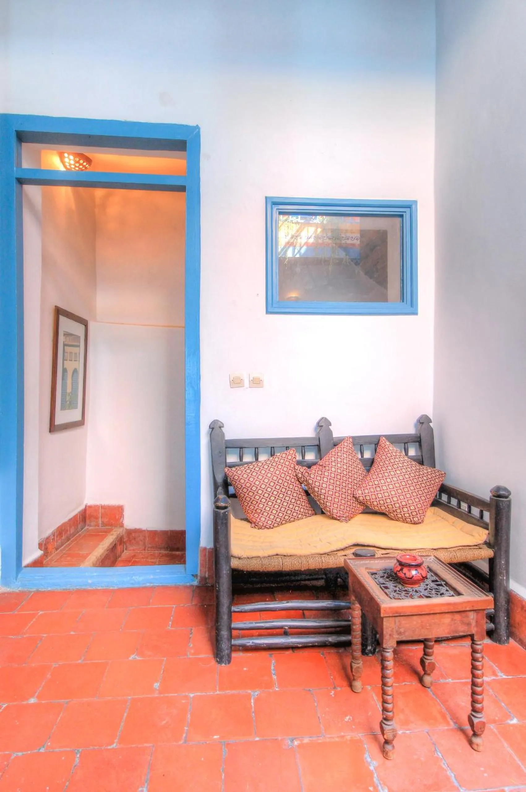 Communal lounge/ TV room, Bed in Les Matins Bleus