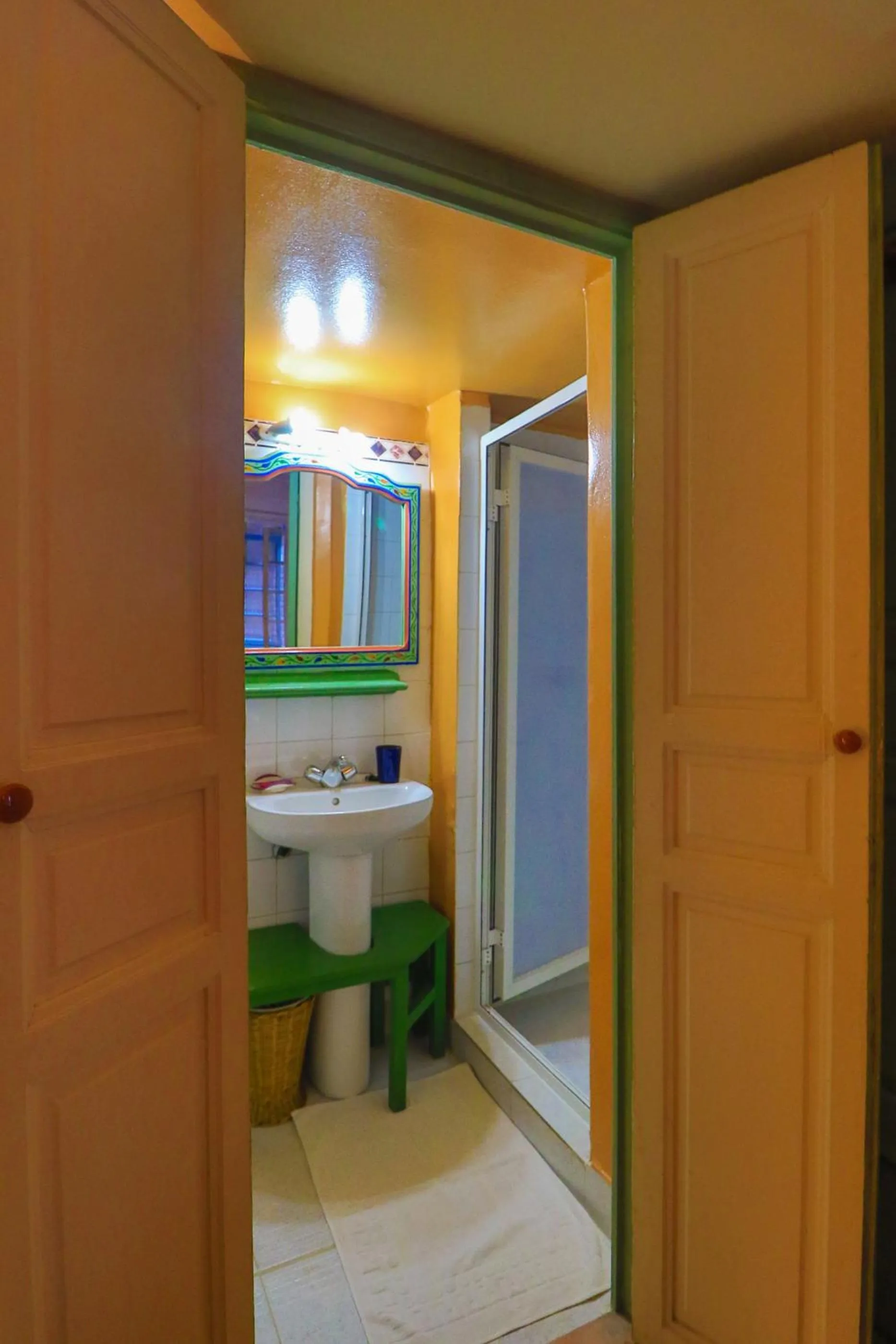 Shower in Les Matins Bleus