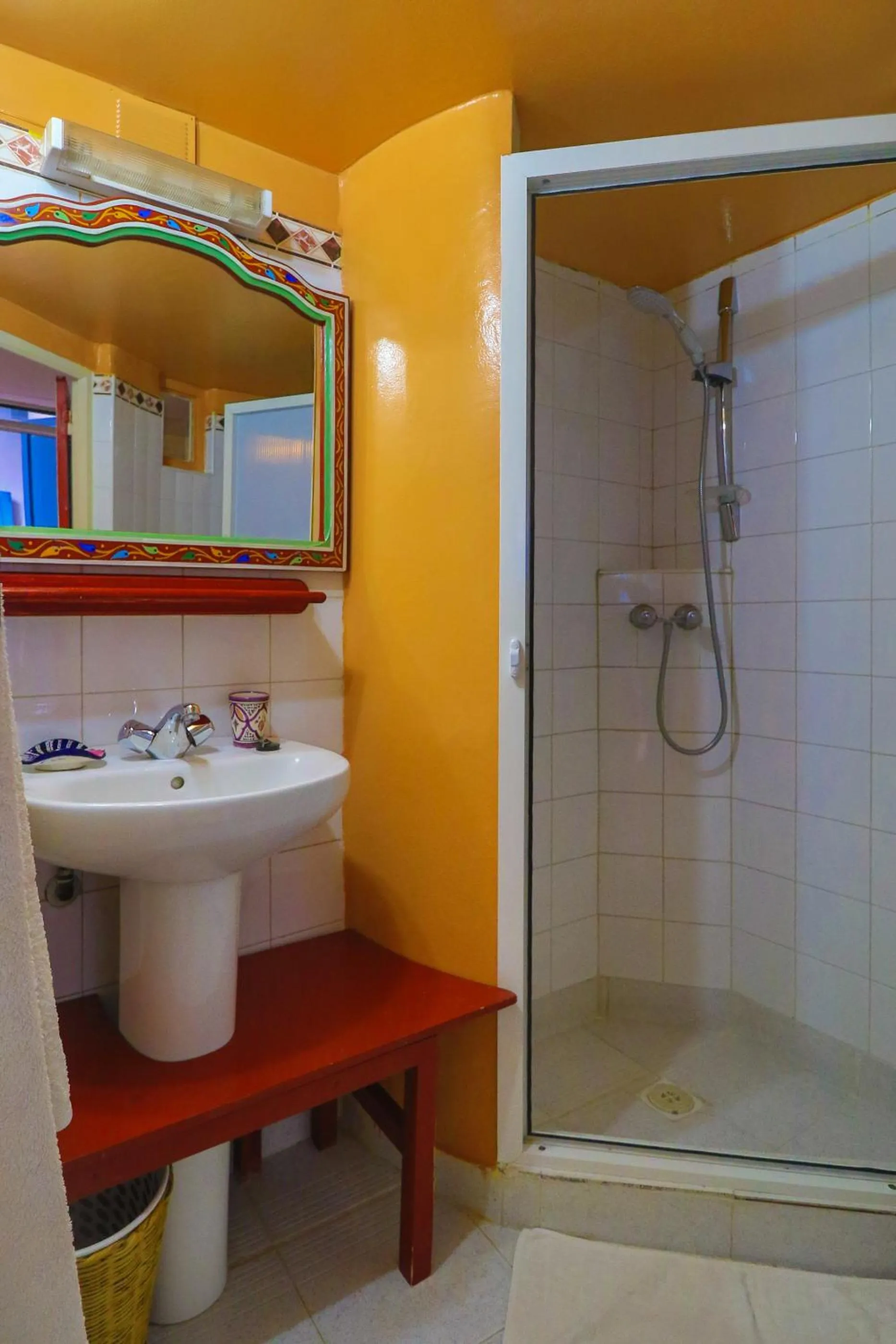 Shower in Les Matins Bleus