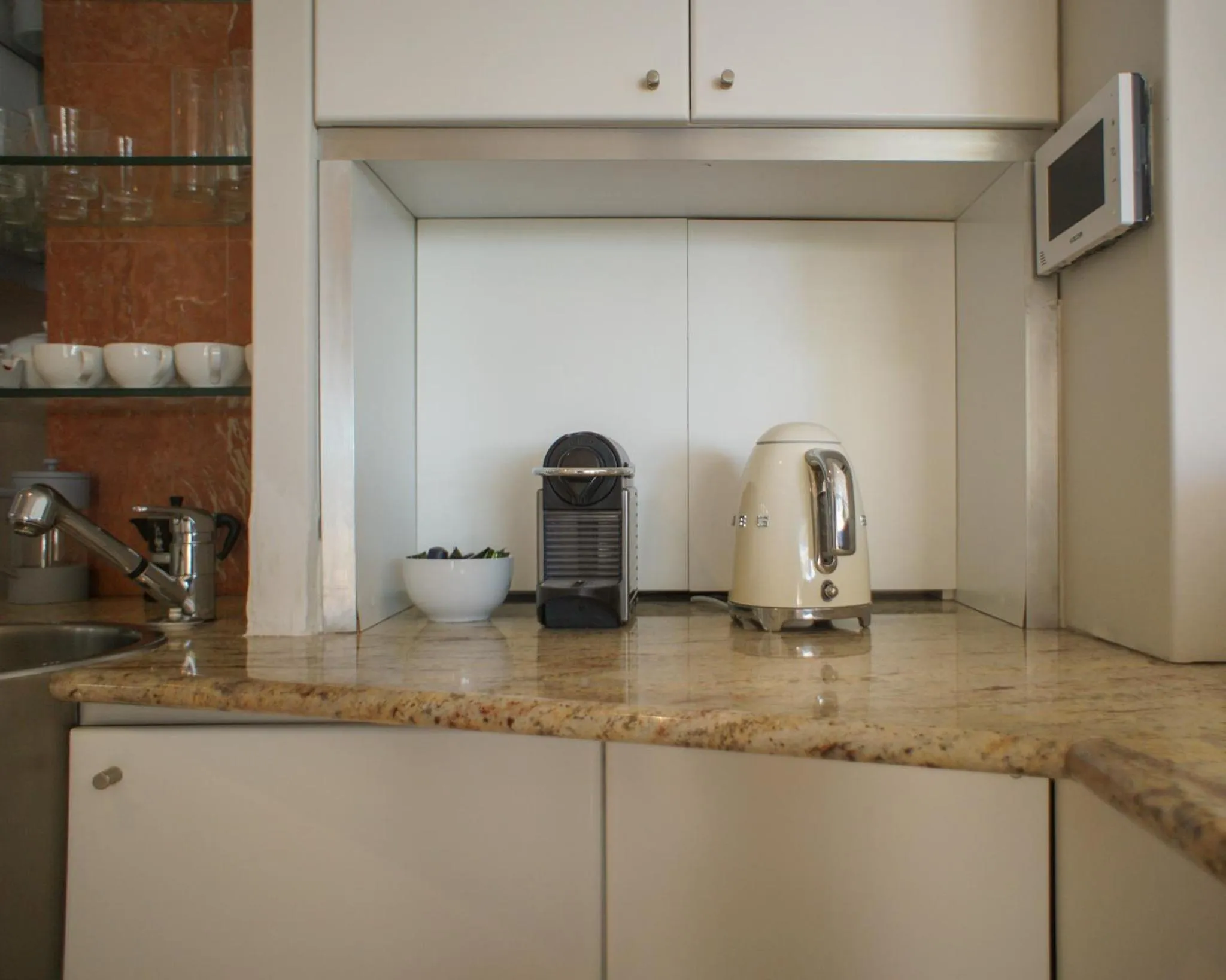 Coffee/tea facilities in Lion's View Villa & Apartment