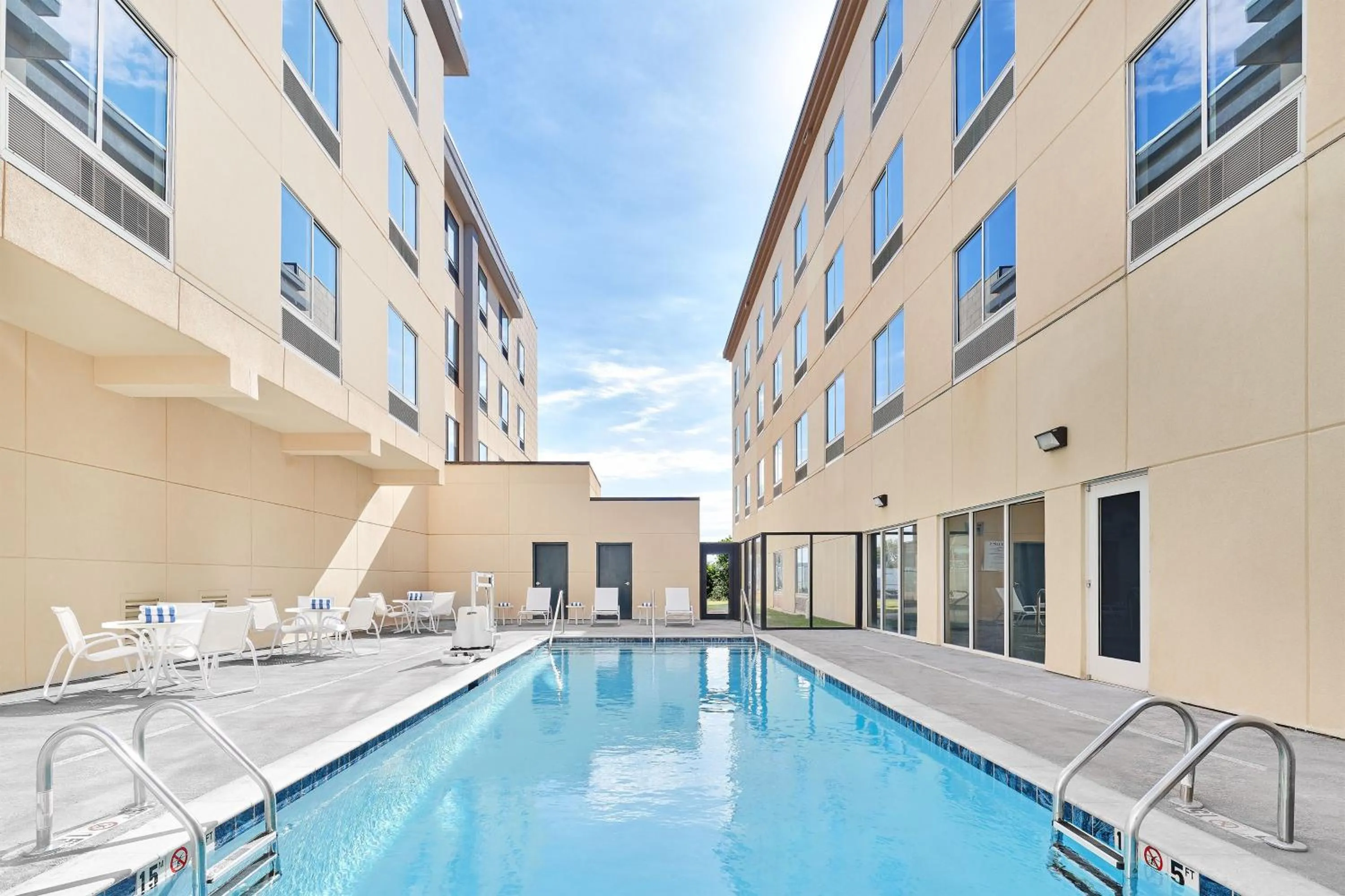 Swimming pool in Four Points by Sheraton Oklahoma City Airport