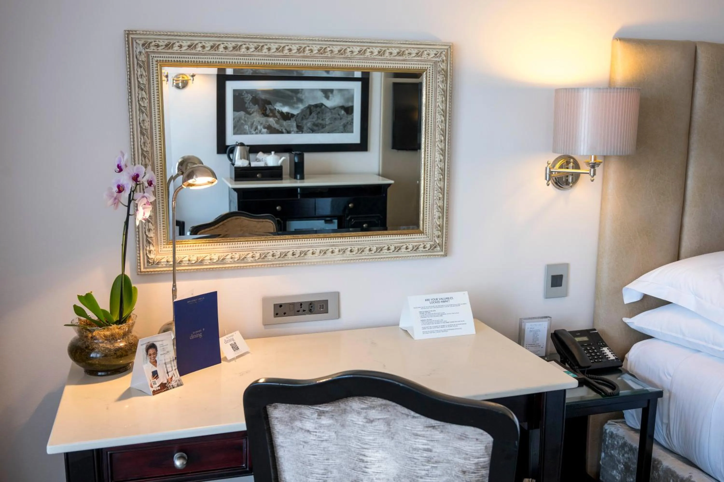 Living room, Bed in Beverly Hills