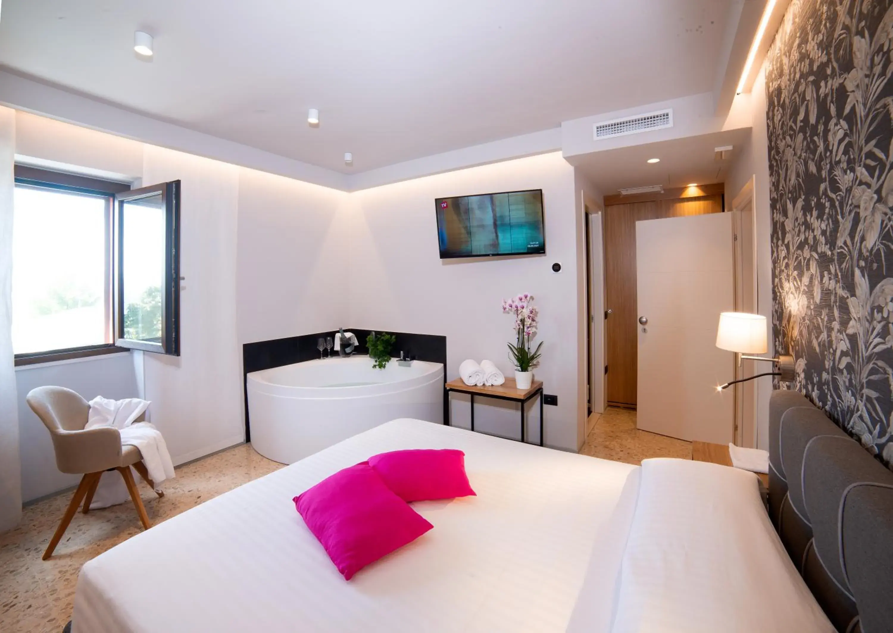 Superior Double Room with Jacuzzi in Hotel La Palomba Superior Double Room with Jacuzzi in Hotel La Palomba