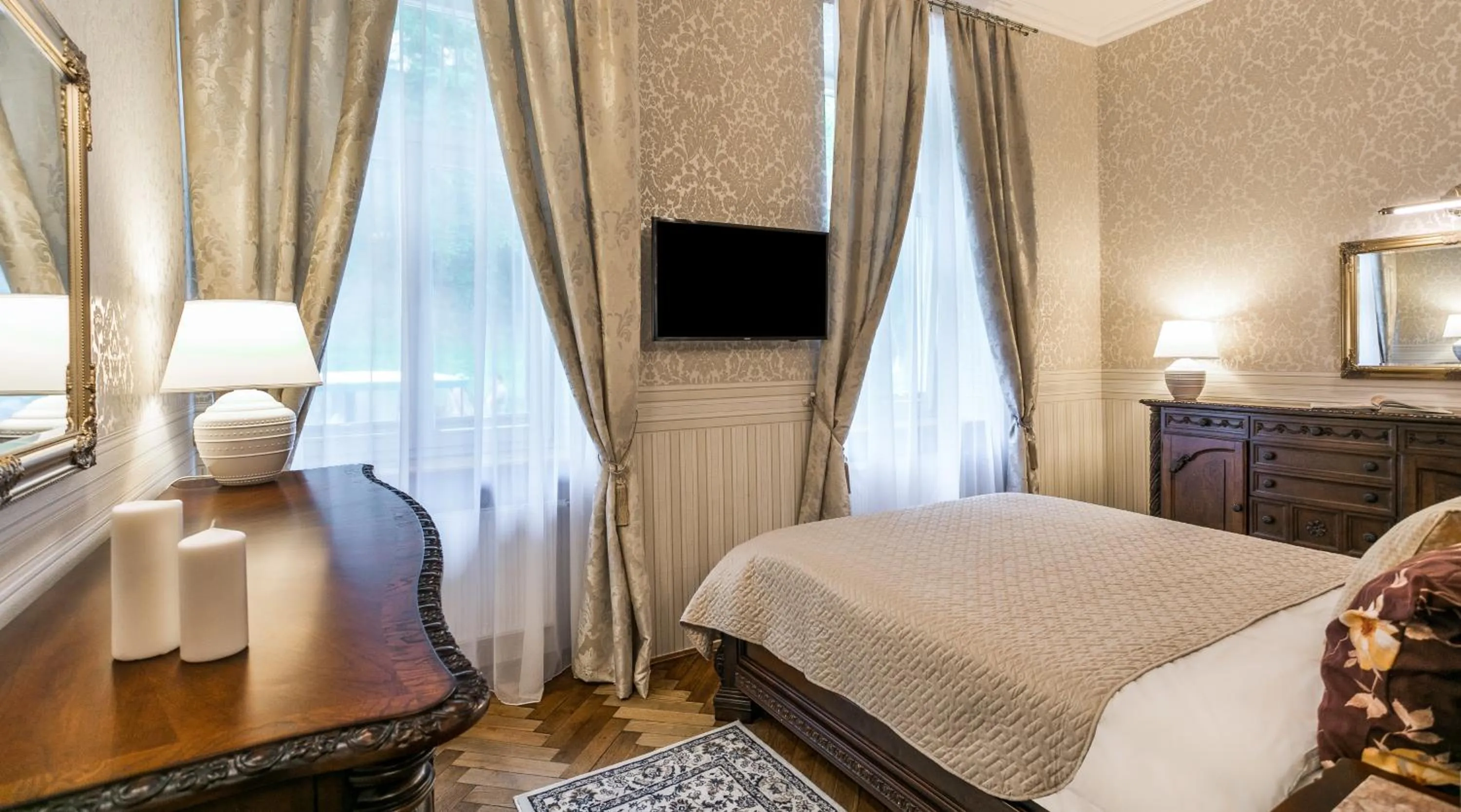 Photo of the whole room, Bed in Exclusive Royal Apartments