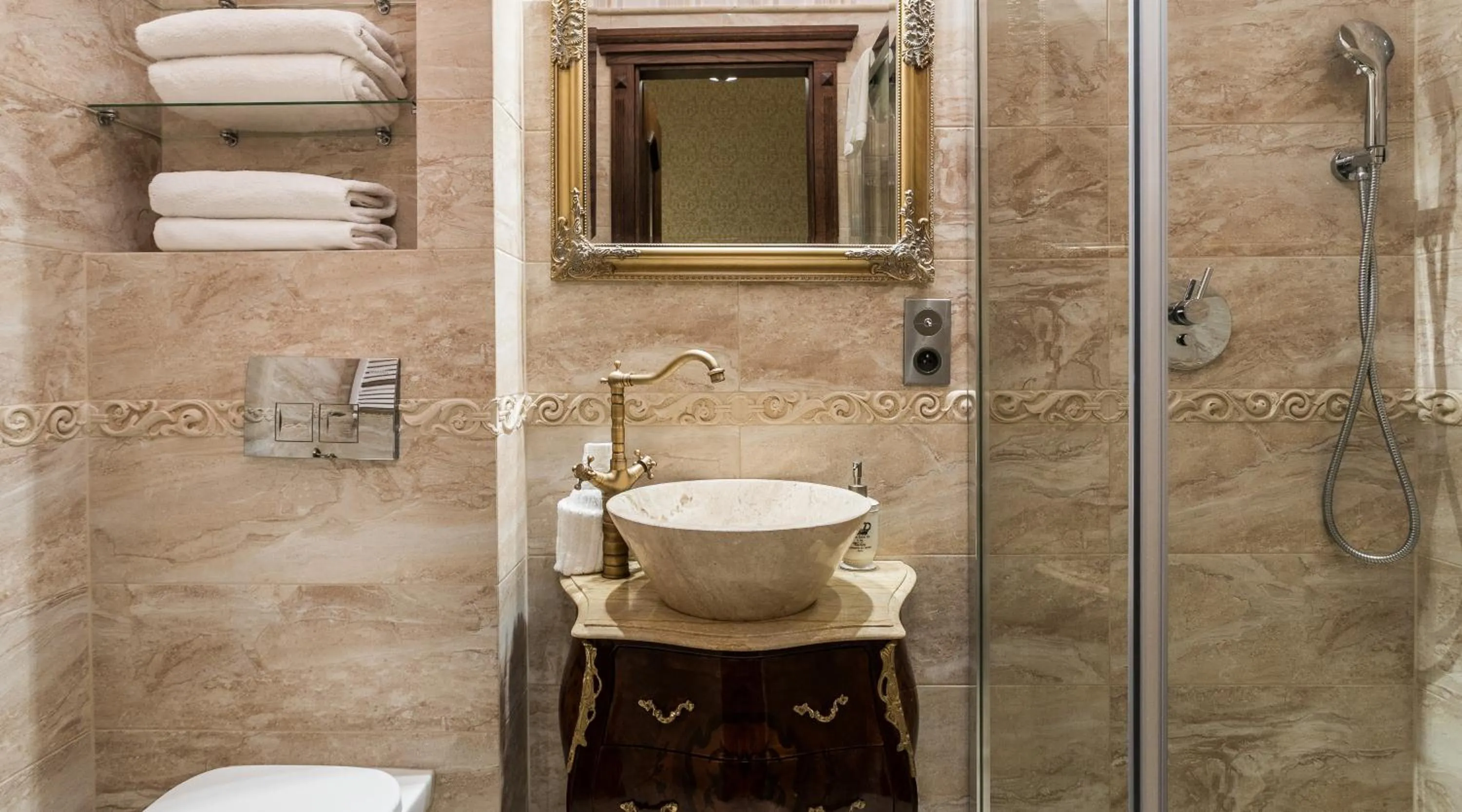 Shower in Exclusive Royal Apartments