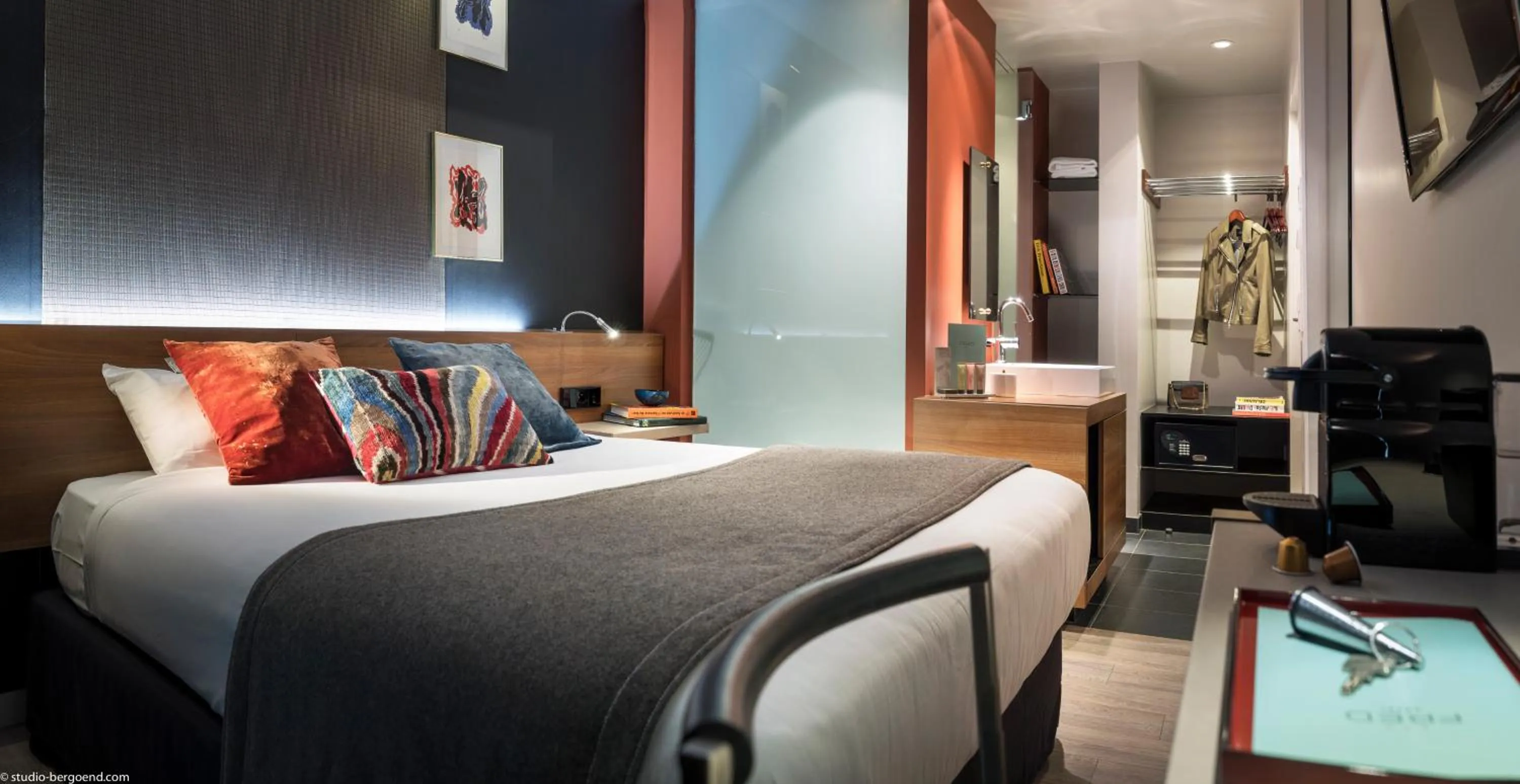 Shower, Bed in Fred'Hotel