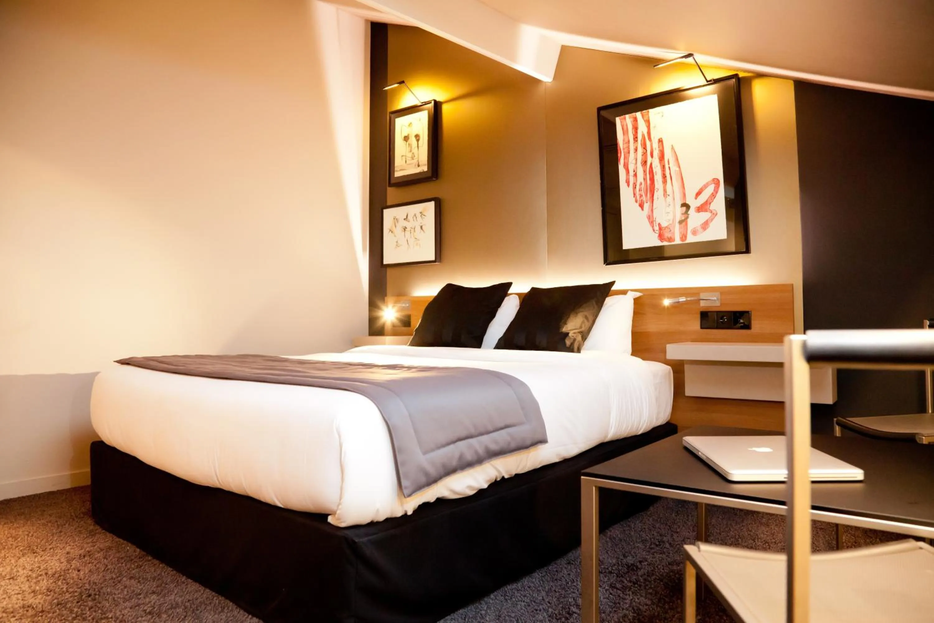 Shower, Bed in Fred'Hotel