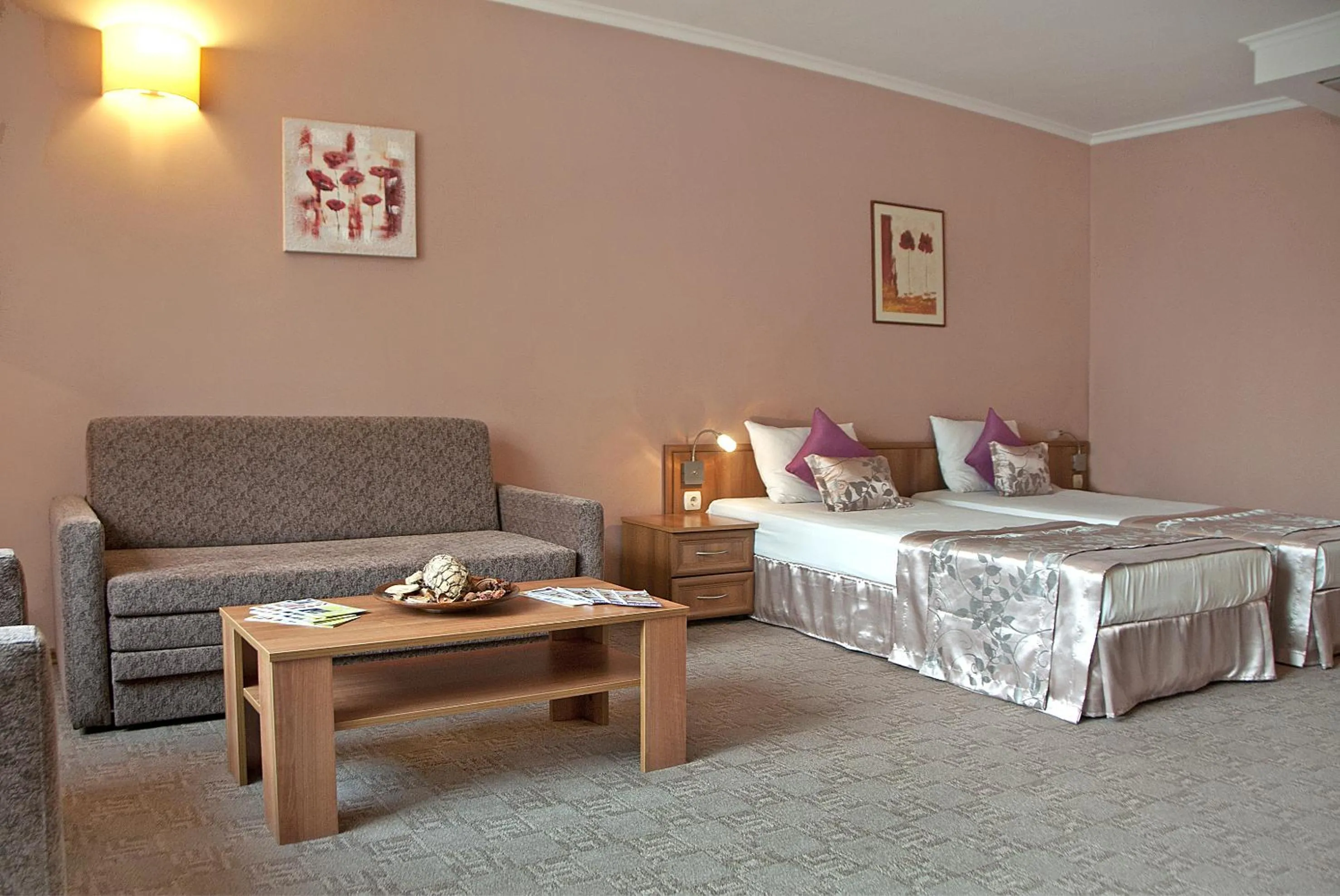 Seating area, Bed in Hotel Real