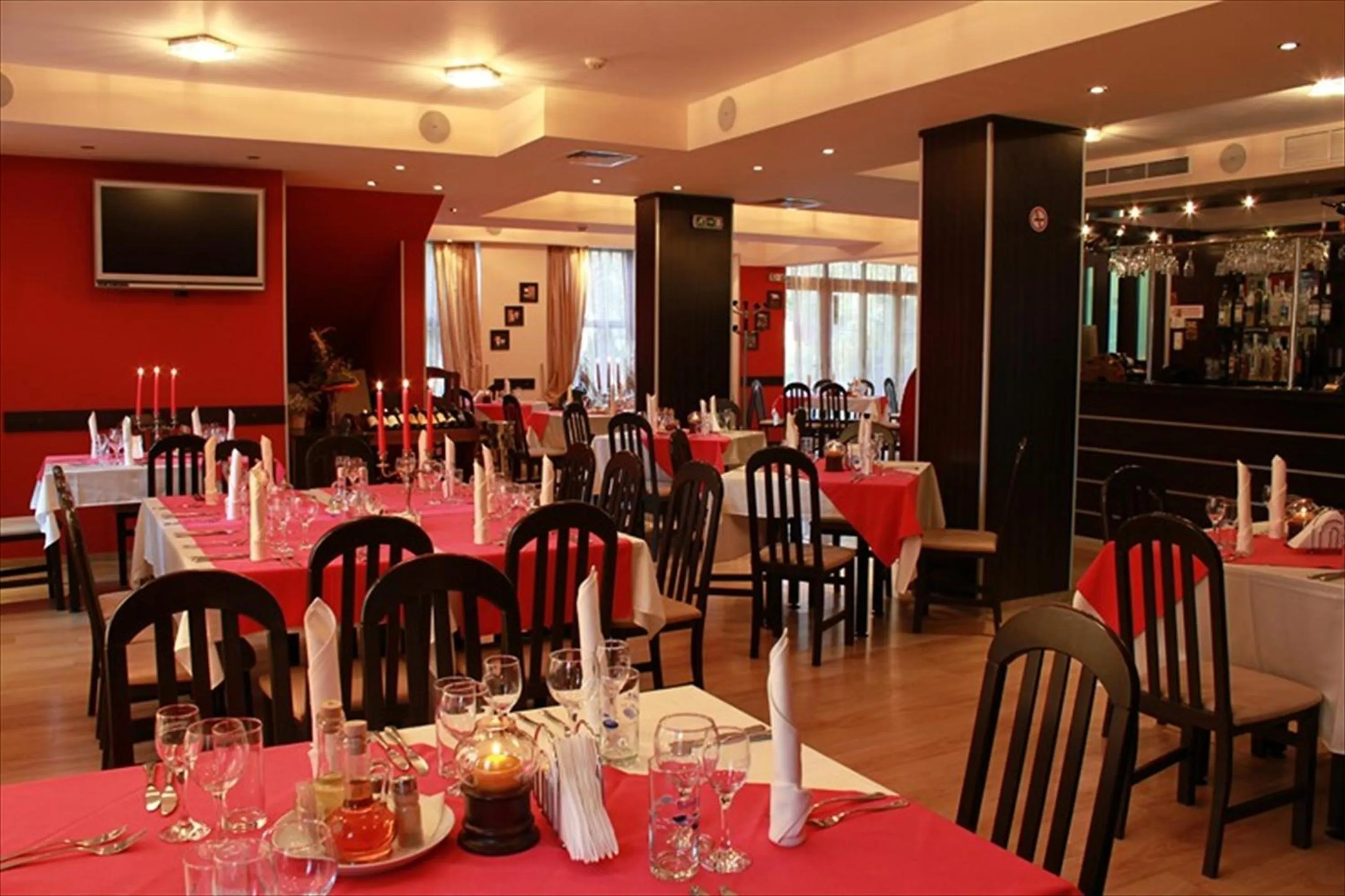 Restaurant/places to eat in Hotel Real