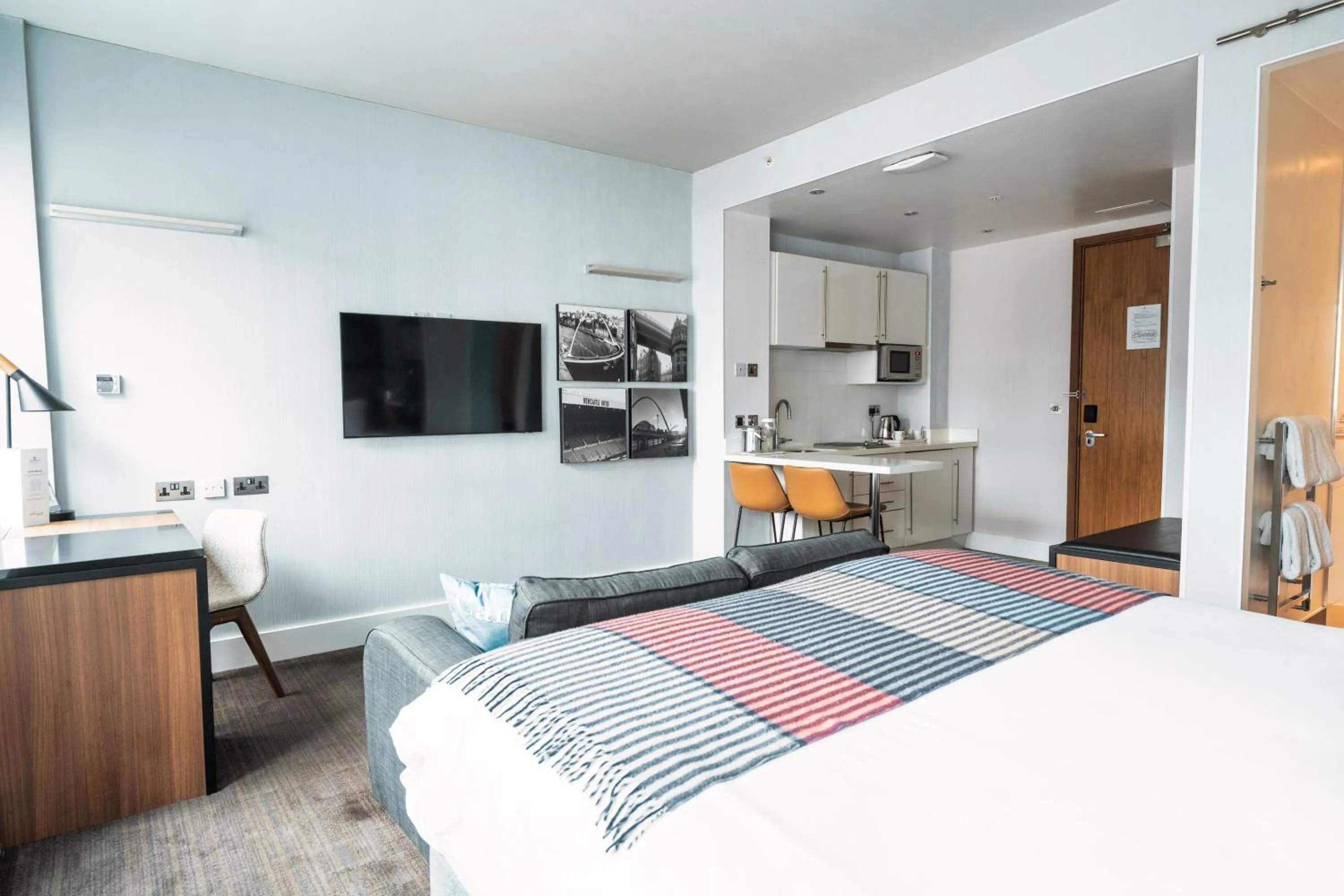 Kitchen or kitchenette, Bed in Sandman Signature Newcastle Hotel