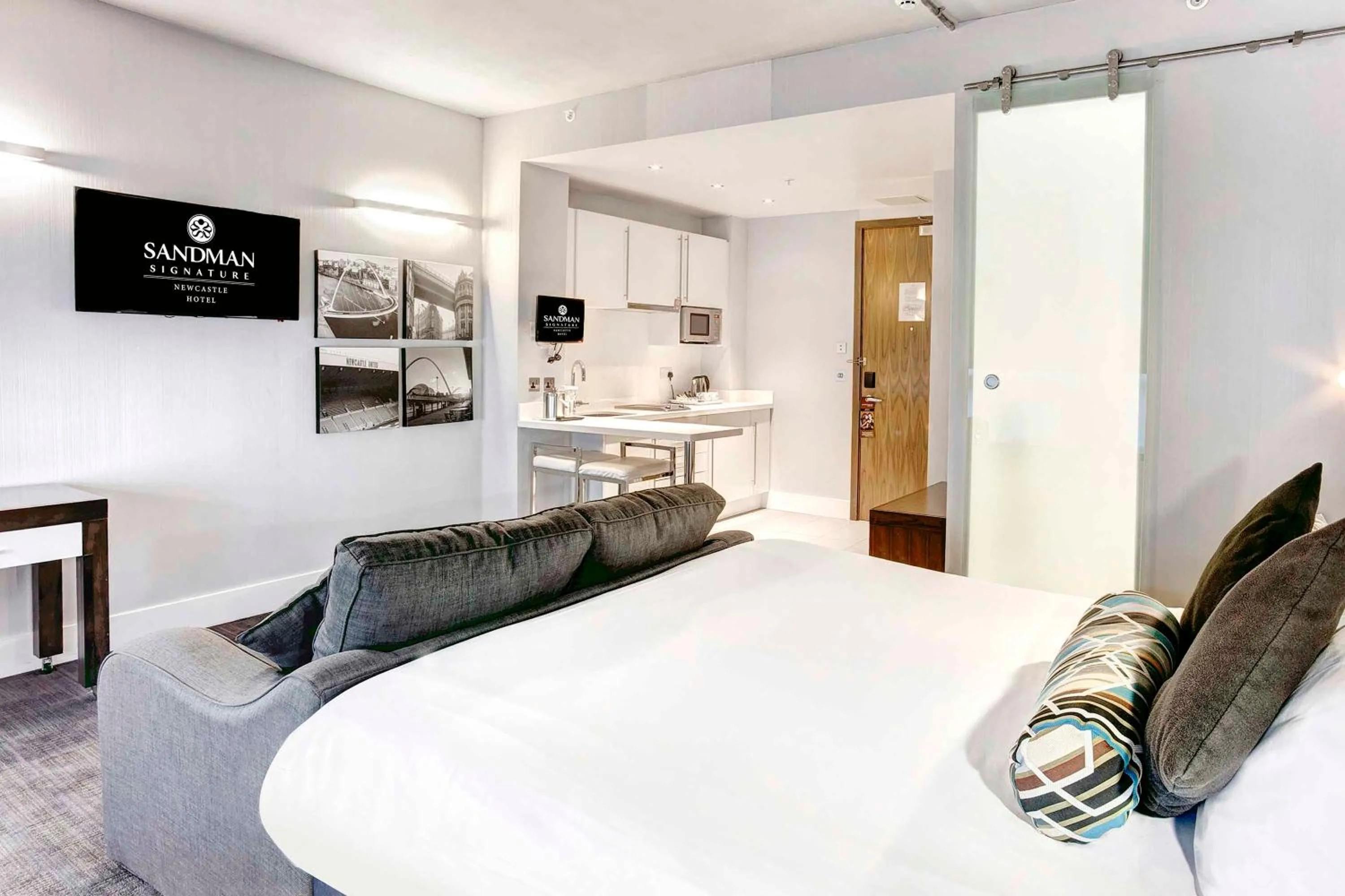 Photo of the whole room, Bed in Sandman Signature Newcastle Hotel