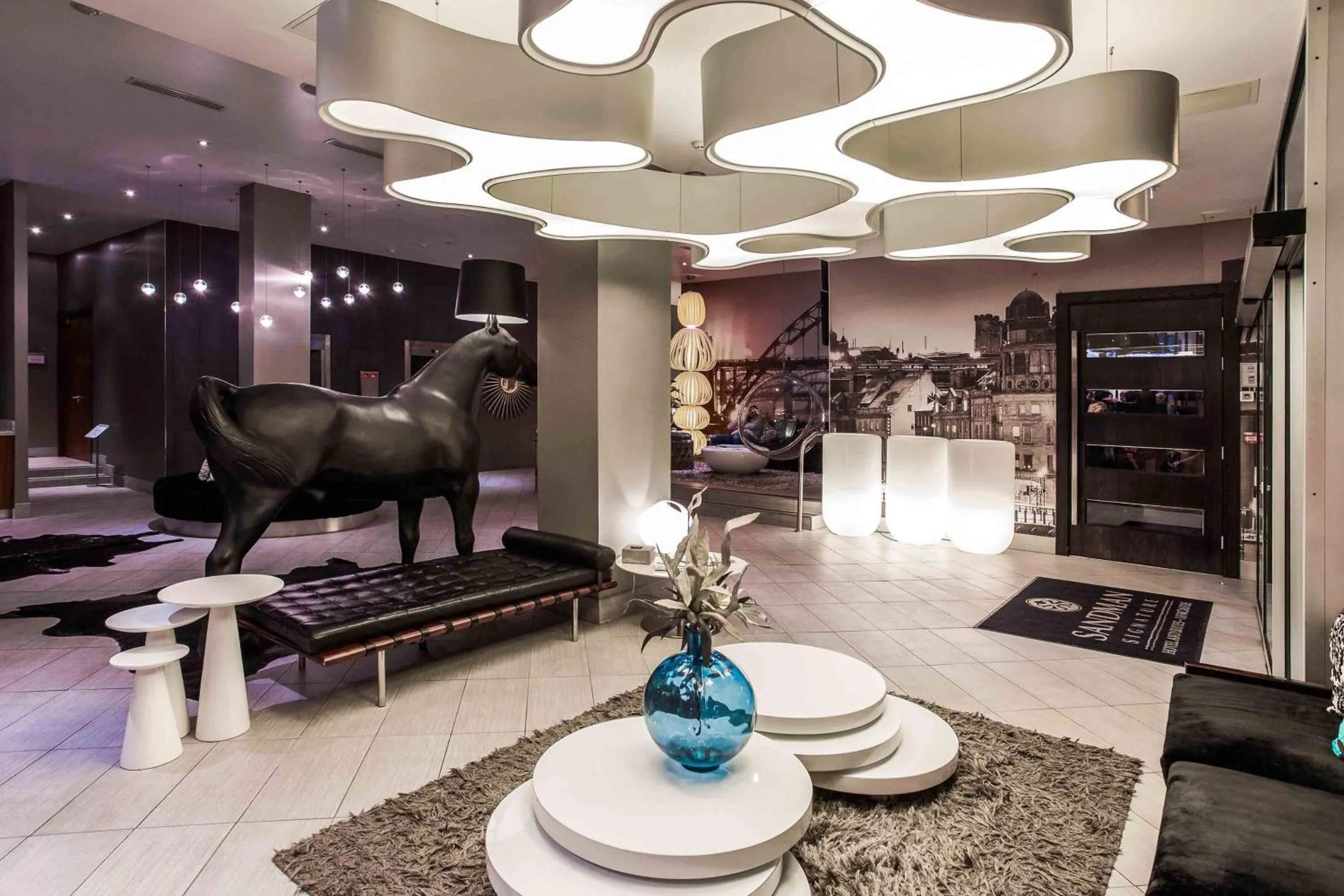 Lobby or reception in Sandman Signature Newcastle Hotel