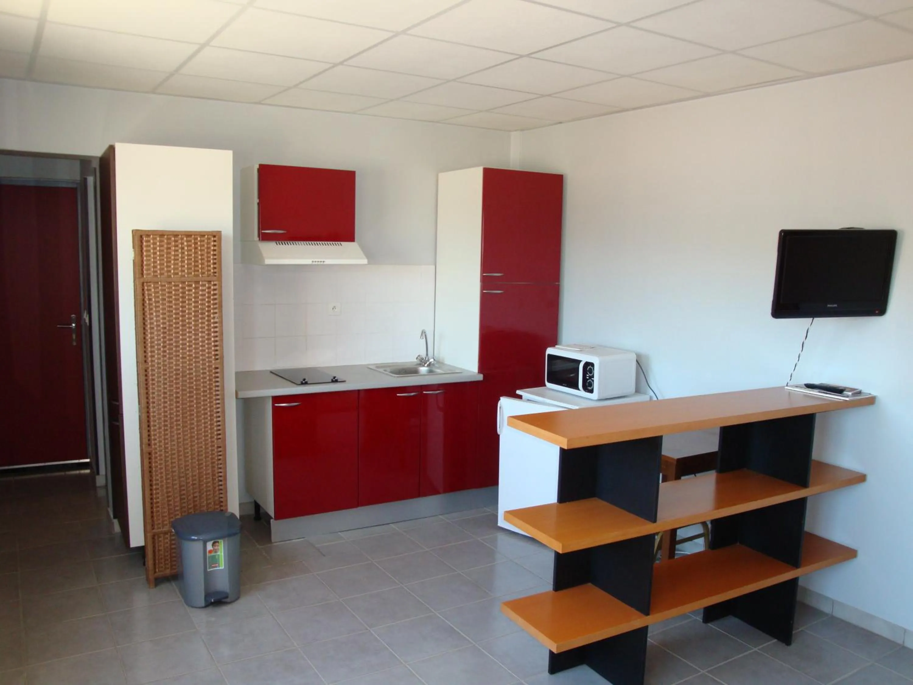 Kitchen or kitchenette in Hôtel L'Hacienda