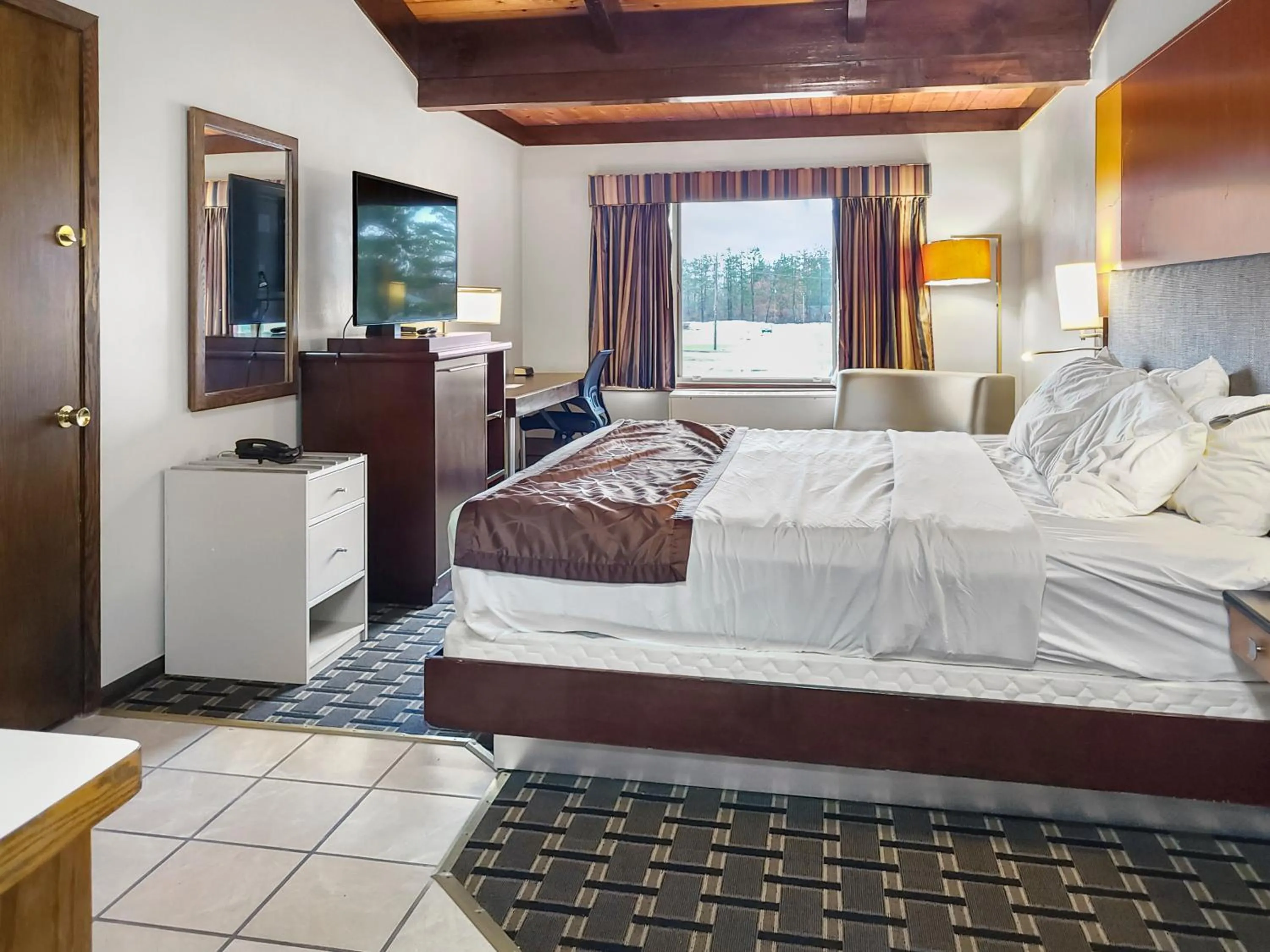 Bed in Americas Best Value Inn Hinckley