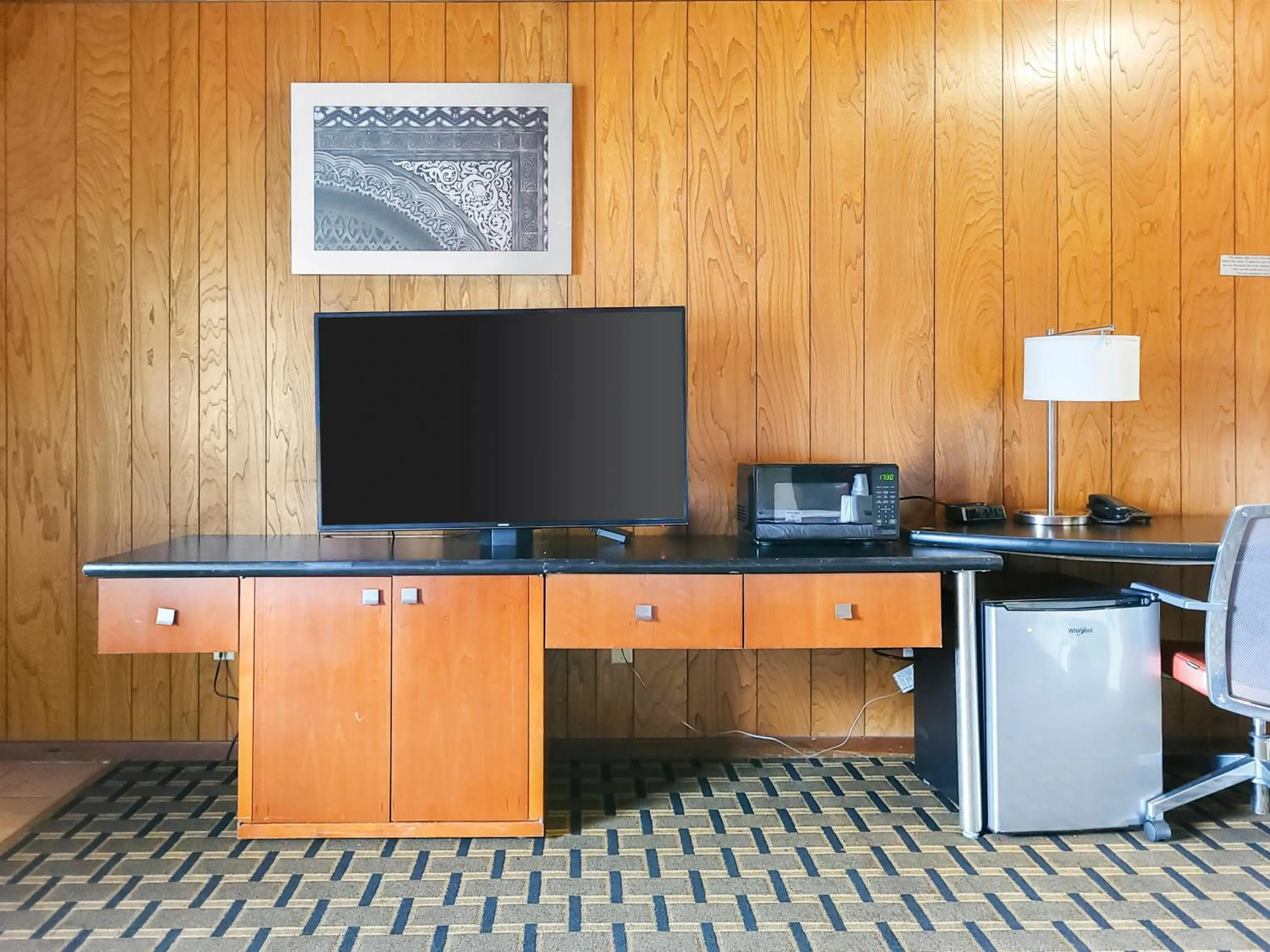 TV and multimedia in Americas Best Value Inn Hinckley