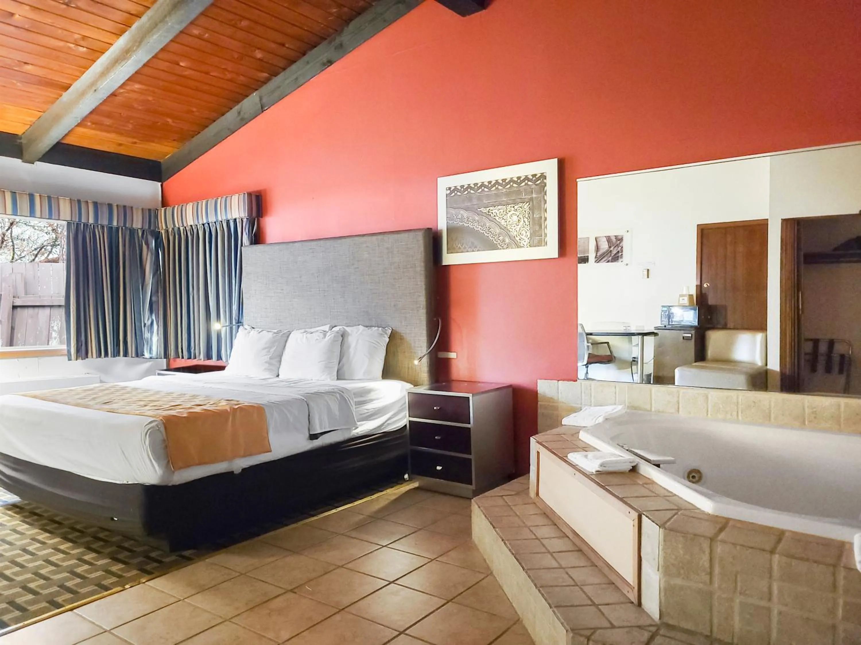 Bed in Americas Best Value Inn Hinckley