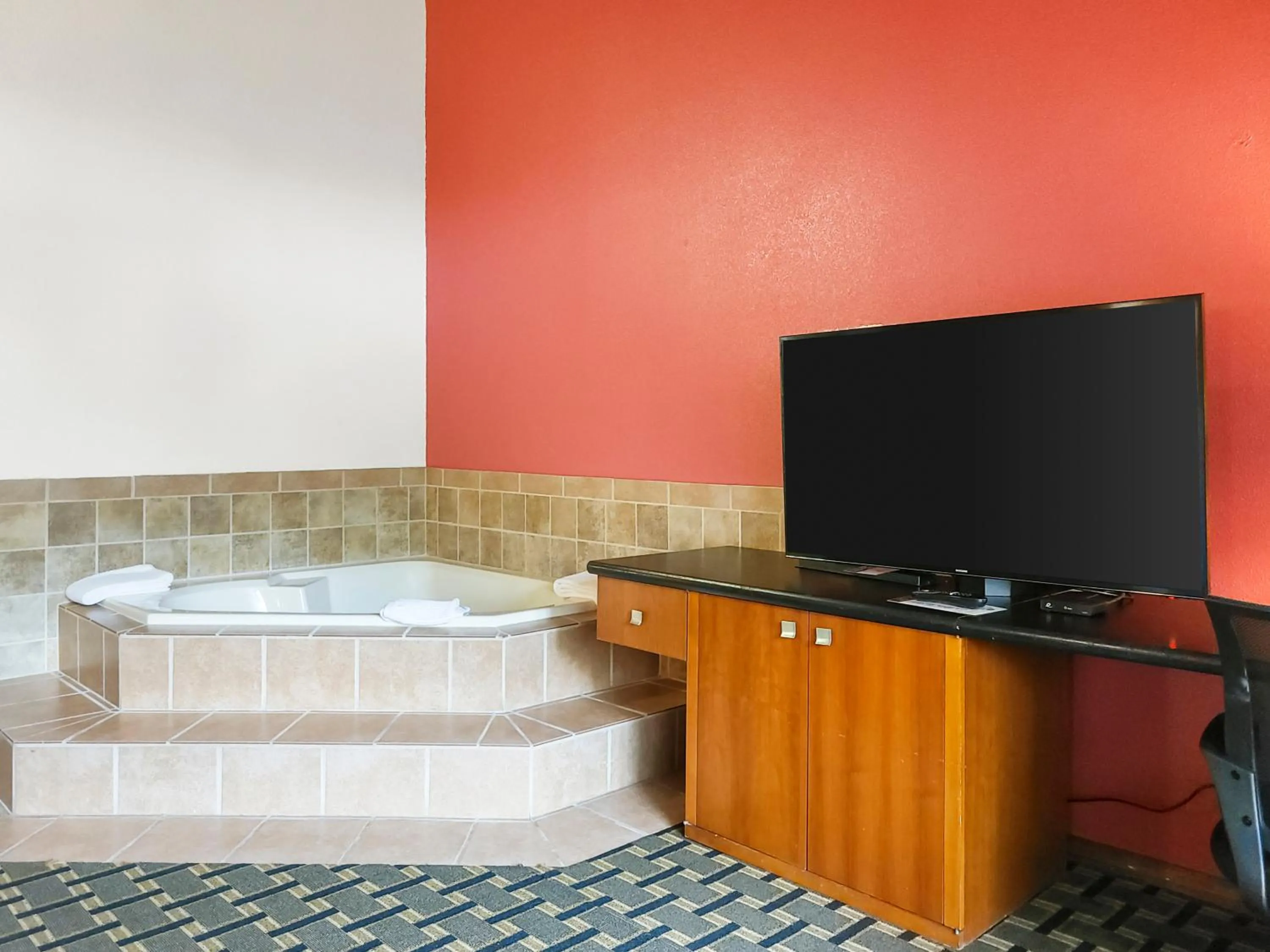 TV and multimedia in Americas Best Value Inn Hinckley