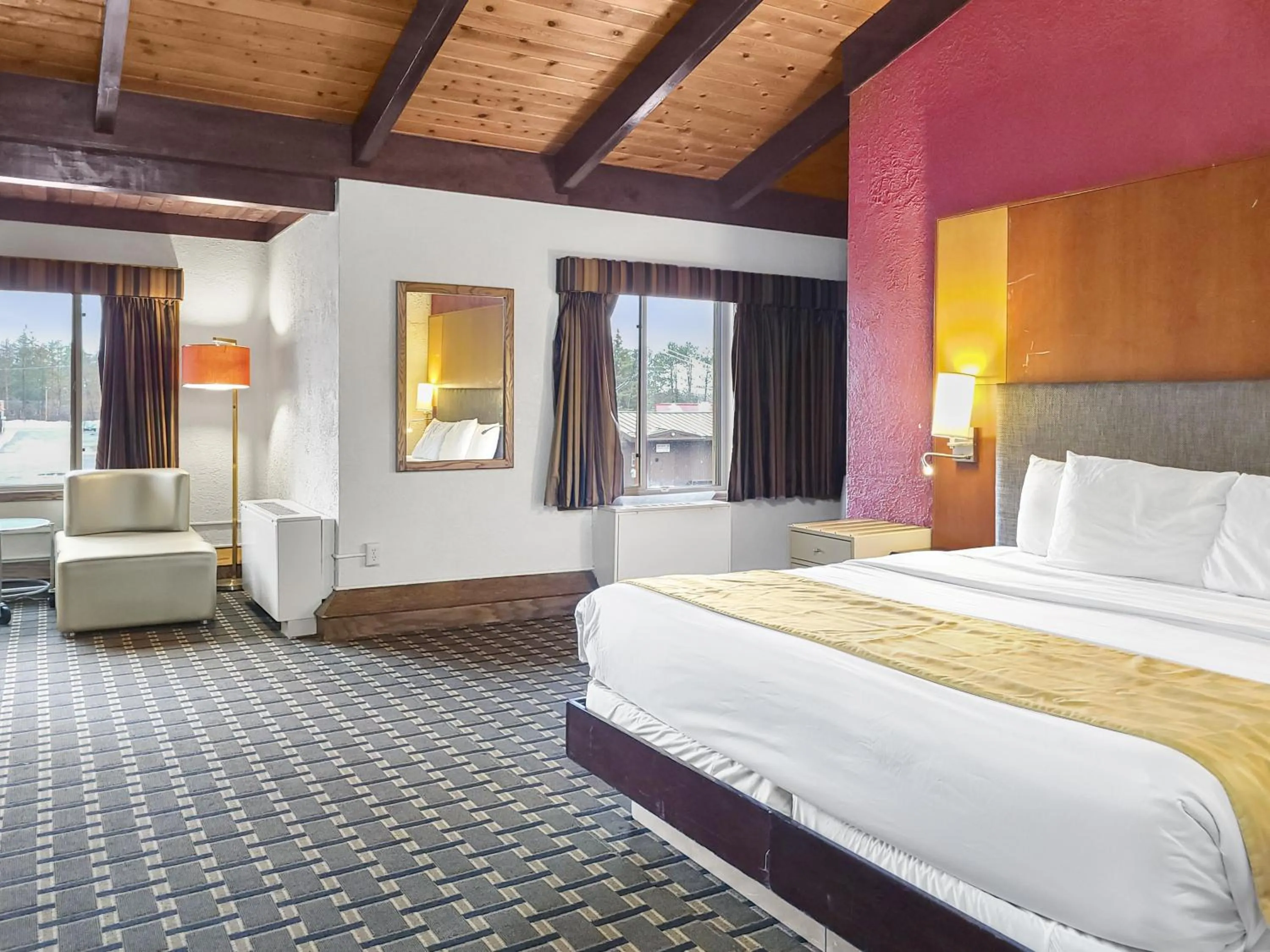 Bed in Americas Best Value Inn Hinckley