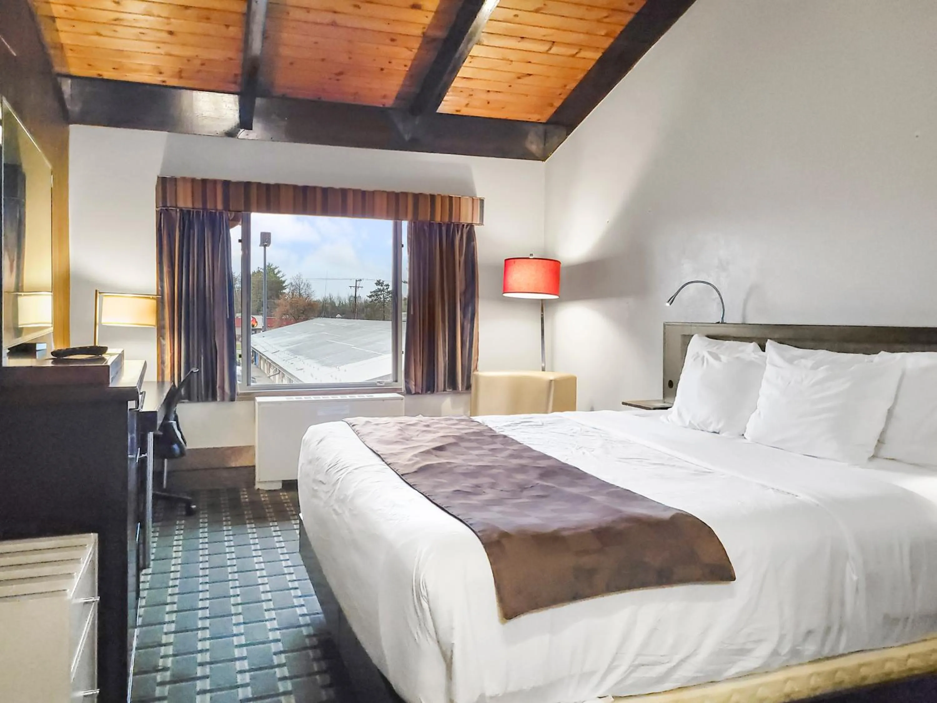 Bed in Americas Best Value Inn Hinckley