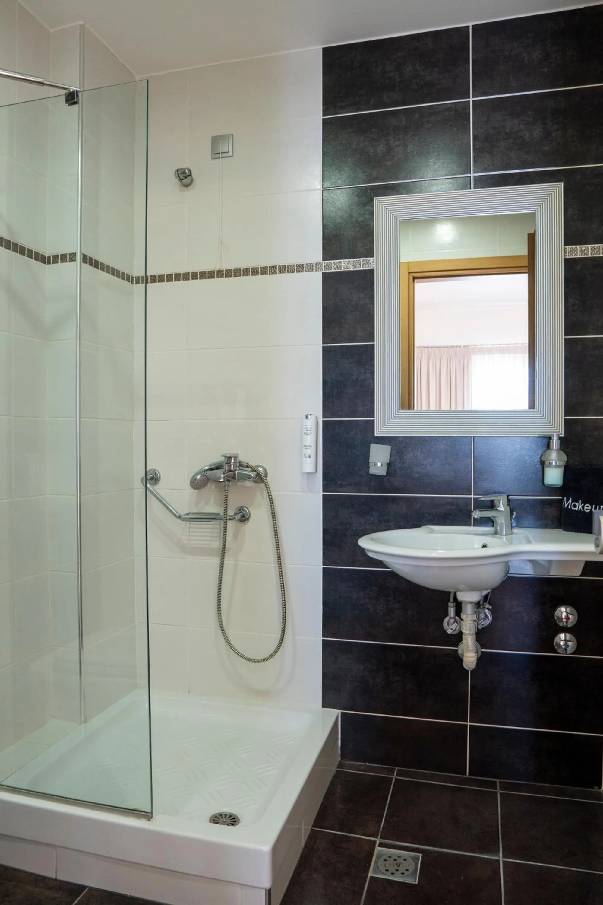 Shower in Hotel Epavlis Eleftheriadi