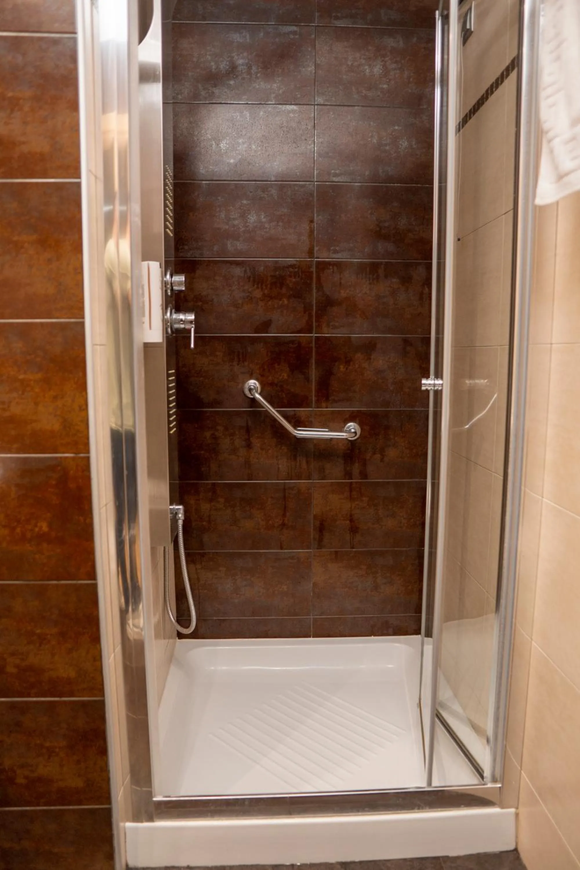 Shower in Hotel Epavlis Eleftheriadi