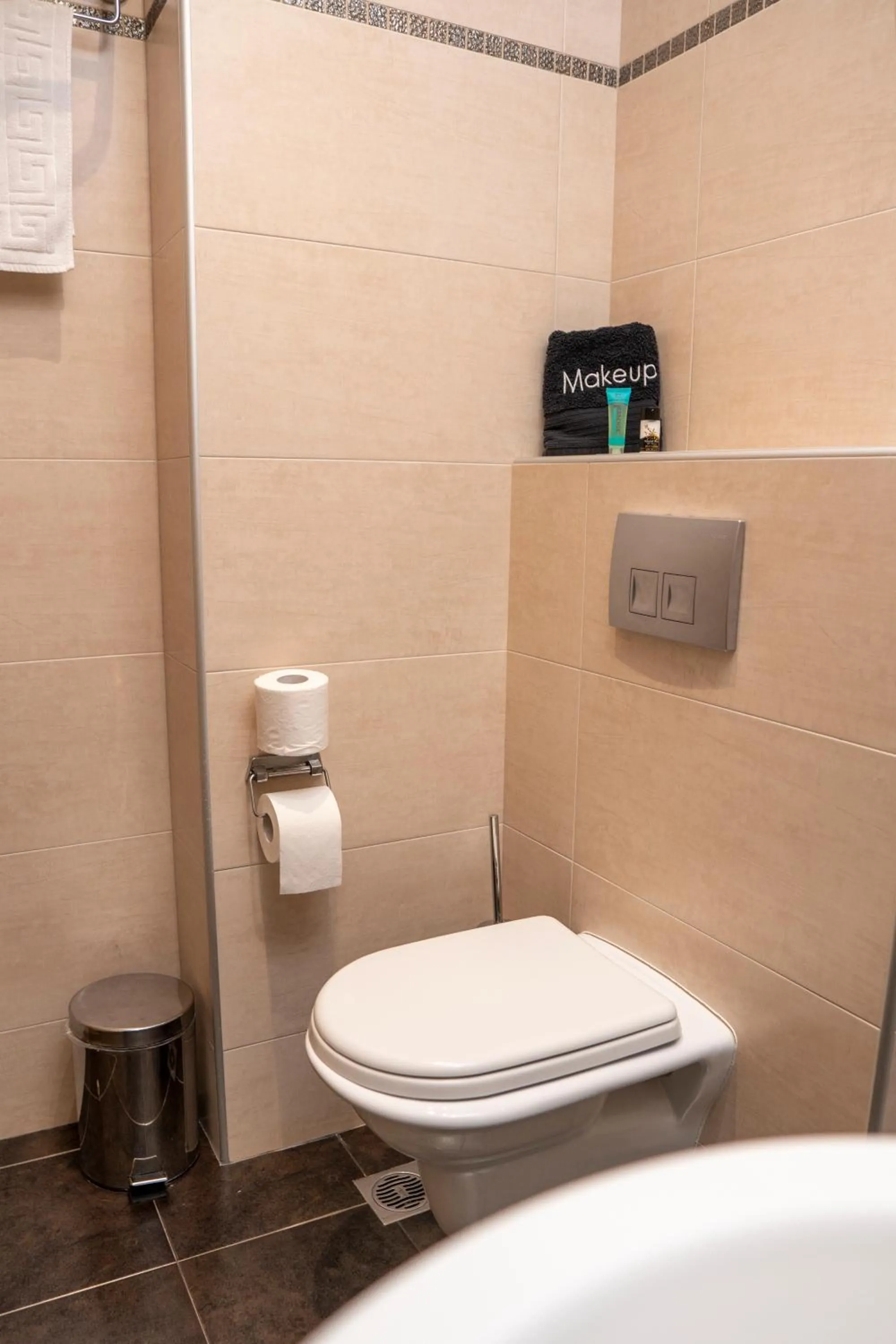 Toilet in Hotel Epavlis Eleftheriadi