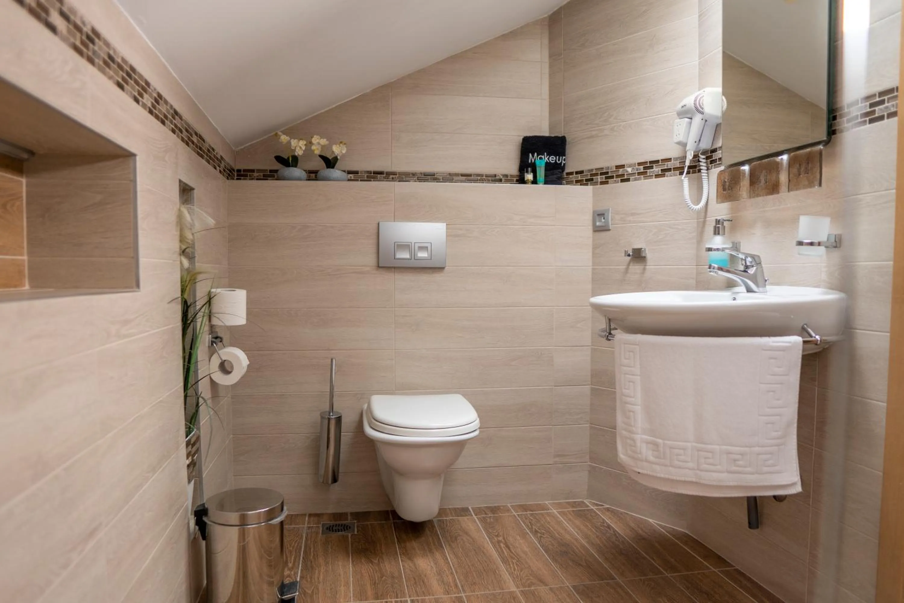 Toilet in Hotel Epavlis Eleftheriadi