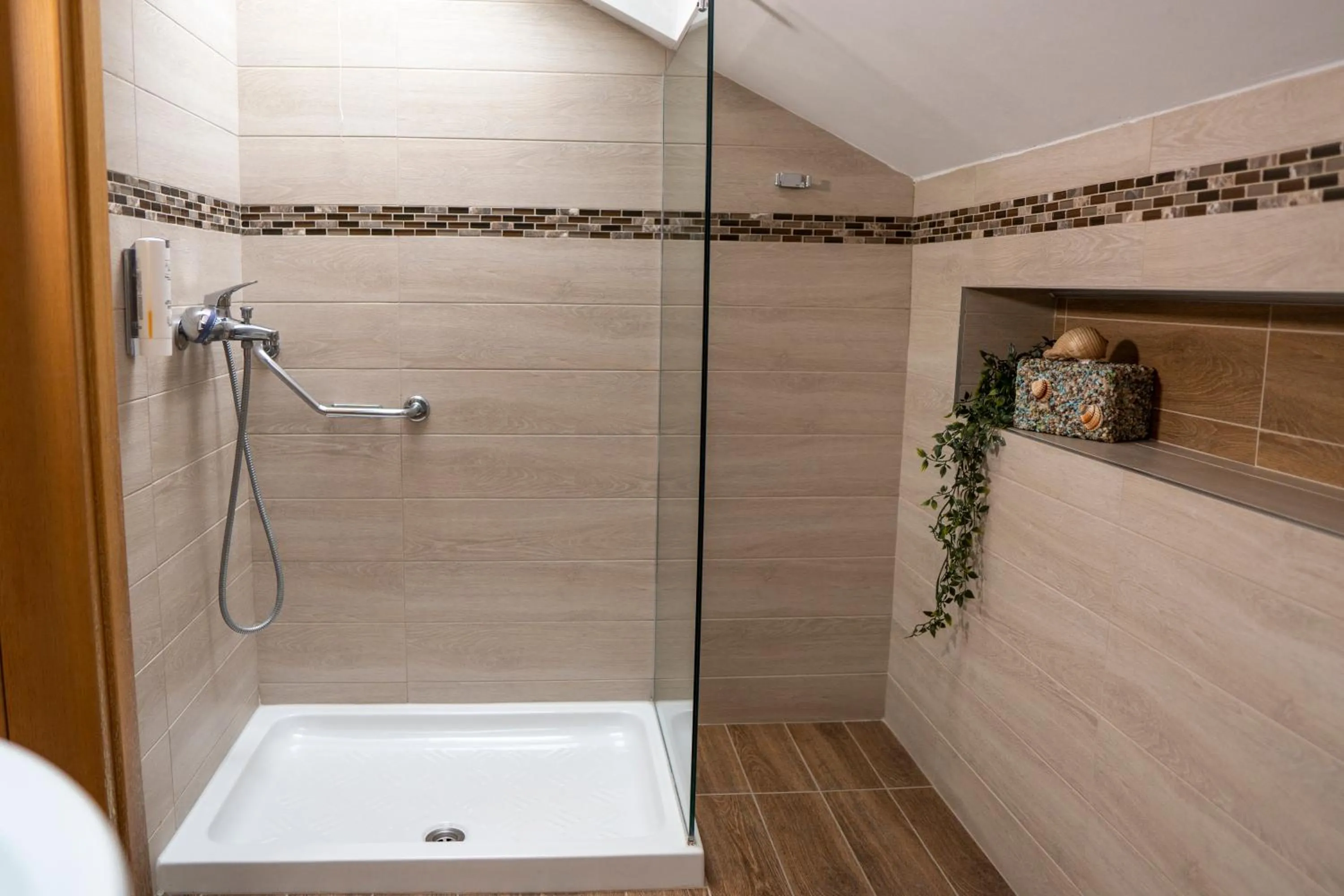 Shower in Hotel Epavlis Eleftheriadi