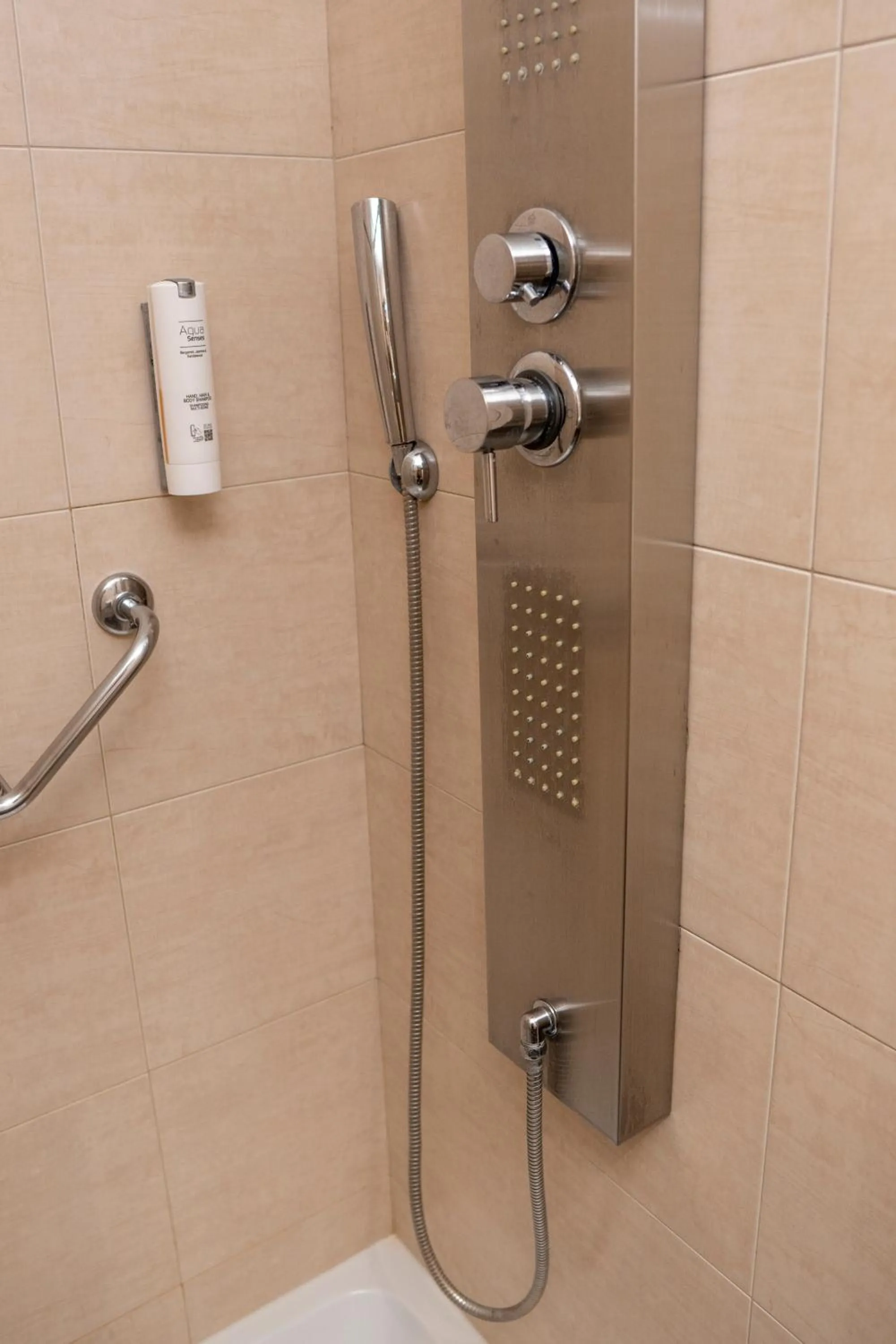 Shower in Hotel Epavlis Eleftheriadi